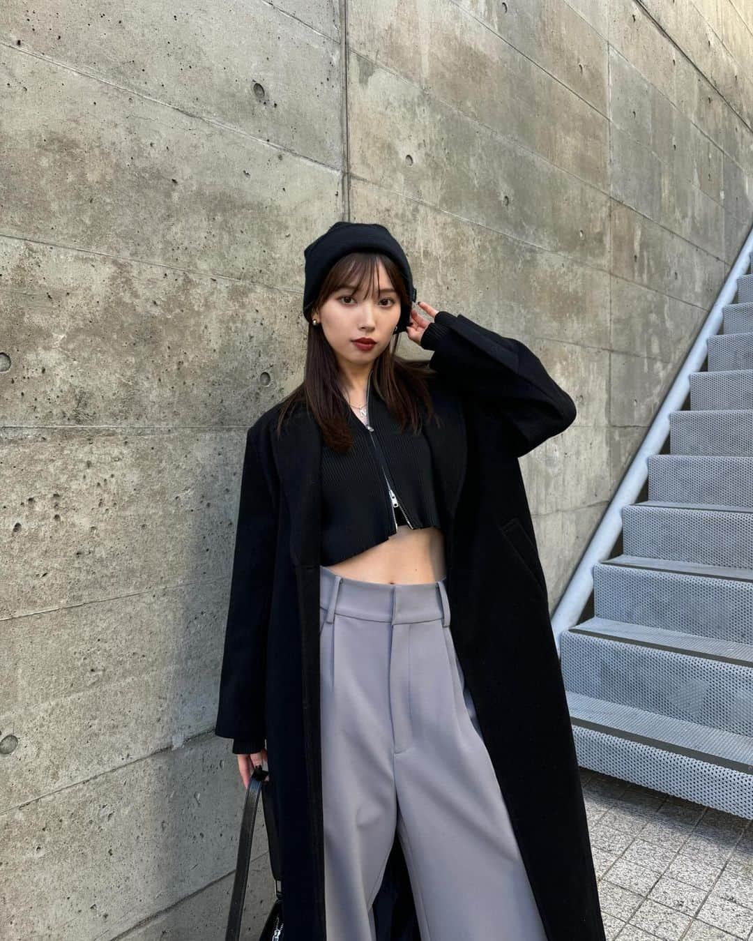 谷川菜奈さんのインスタグラム写真 - (谷川菜奈Instagram)「私服さん🖤 ずっと大人気なカッティングパンツに新色が✨ ブラックとカーキも再販🖤 ZOZO限定で、12月中旬に発売を予定してるよ！ @leannofficial  （ゆるっと履きたくて153cm.M着用！）」12月2日 16時36分 - pechi.130