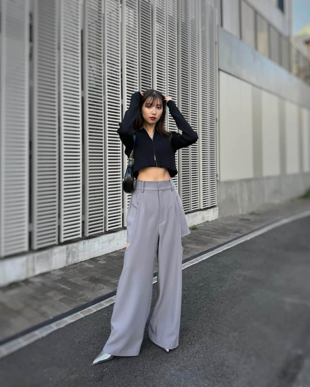 谷川菜奈のインスタグラム：「私服さん🖤 ずっと大人気なカッティングパンツに新色が✨ ブラックとカーキも再販🖤 ZOZO限定で、12月中旬に発売を予定してるよ！ @leannofficial  （ゆるっと履きたくて153cm.M着用！）」