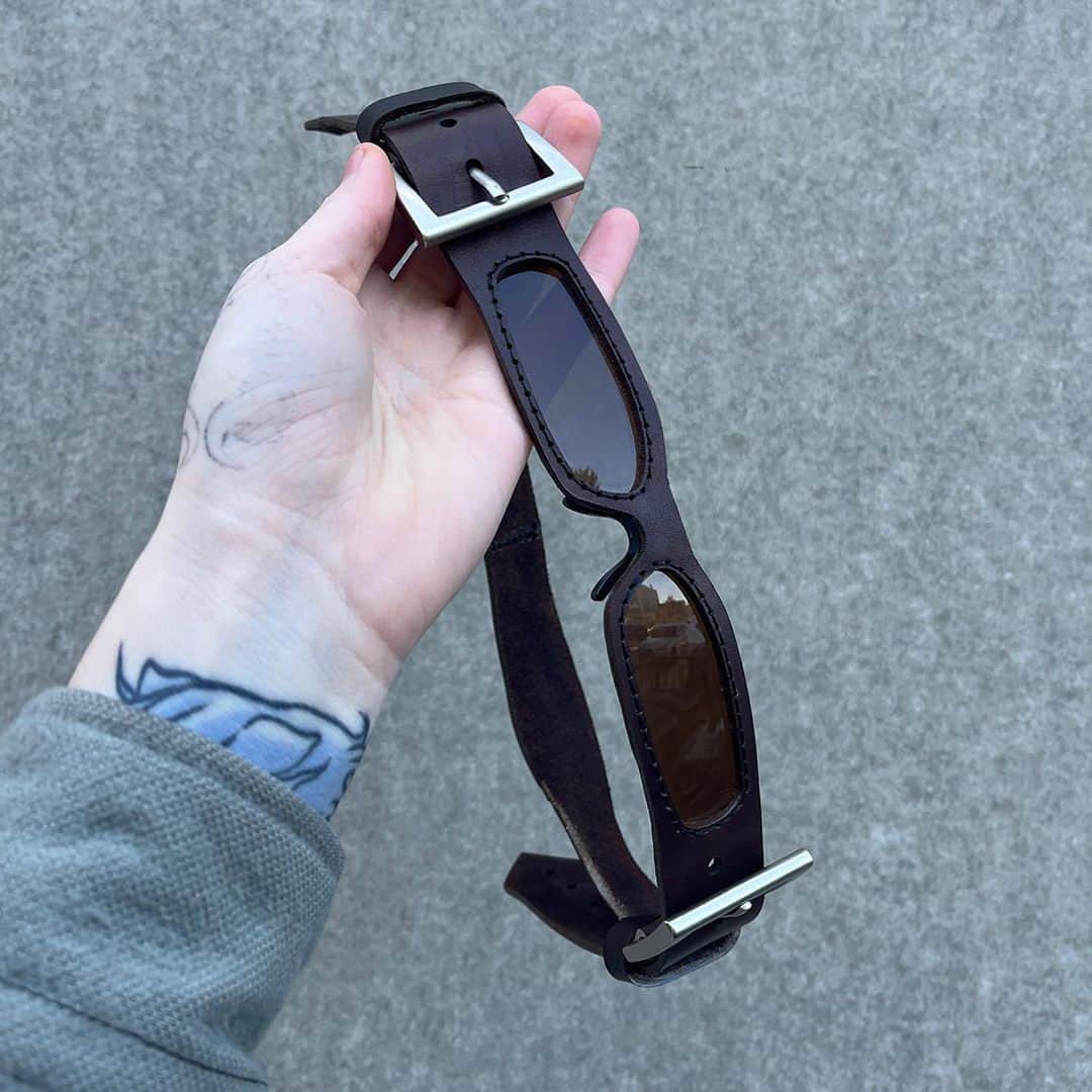 HYPEBEASTさんのインスタグラム写真 - (HYPEBEASTInstagram)「That's one way of making sure your sunglasses don't go anywhere 😎⁠ ⁠ Check out these custom buckle glasses for @travisscott in white and chocolate brown colorways, created by @hellcateyewear.⁠ Photo: Hellcat Eyewear」12月2日 16時30分 - hypebeast
