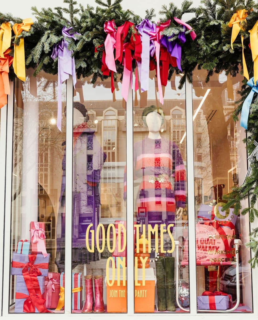 lisa gachetのインスタグラム：「Venez découvrir notre boutique version Noël ! Les guirlandes sont sorties et la playlist de Noël est enclenchée ! Nos belles vitrines décorées par @Nebbiastudio 🌸  Rendez-vous au 61 Quai de Valmy Paris 10e pour faire vos plus beaux cadeaux de Noël à glisser sous le sapin !」
