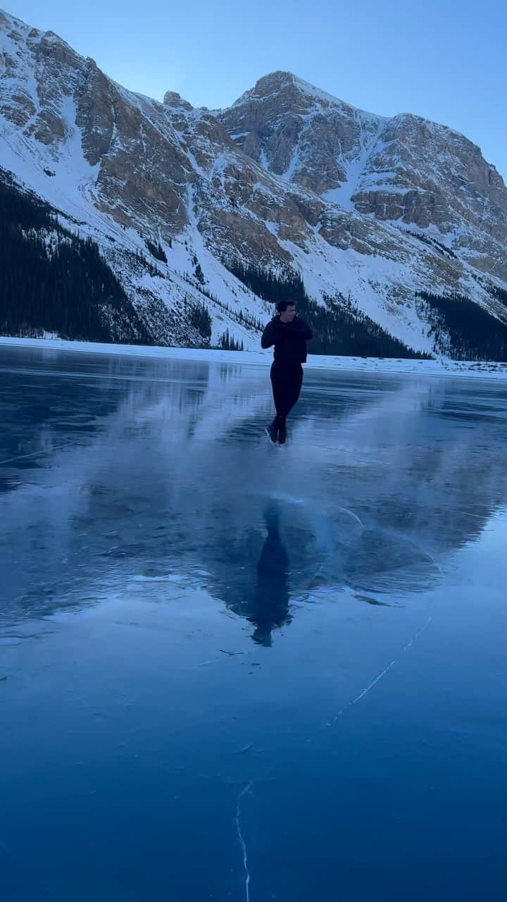 ブライス・シューダックのインスタグラム：「Jumping on wild ice is something every figure skater should experience in their lifetime.   Filmed by @desireeamos_   #wildice #figureskating #canadianrockies #banffnationalpark #frozenlake #jumping」