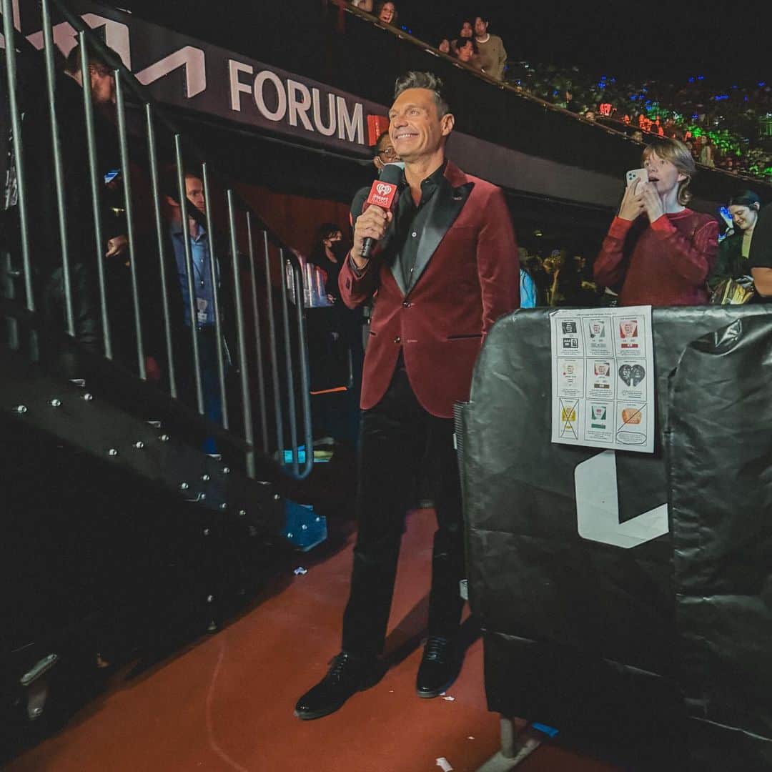 ライアン・シークレストさんのインスタグラム写真 - (ライアン・シークレストInstagram)「The best way to kick off the holiday season #KIISJingleBall  Styled by: @mrmiles_siggins  Hair/Grooming by: @jaysonstacy」12月2日 16時33分 - ryanseacrest