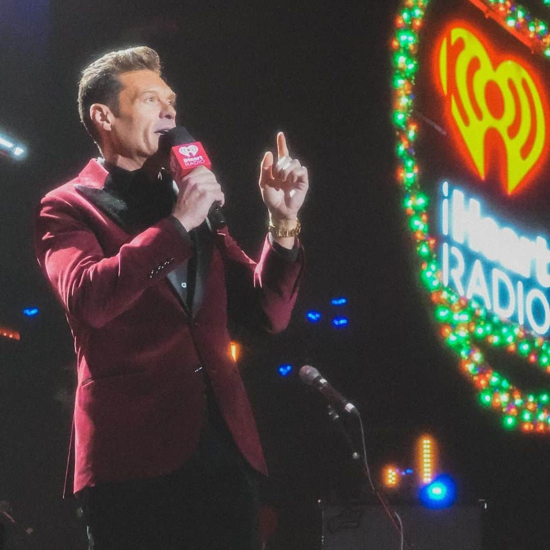 ライアン・シークレストさんのインスタグラム写真 - (ライアン・シークレストInstagram)「The best way to kick off the holiday season #KIISJingleBall  Styled by: @mrmiles_siggins  Hair/Grooming by: @jaysonstacy」12月2日 16時33分 - ryanseacrest