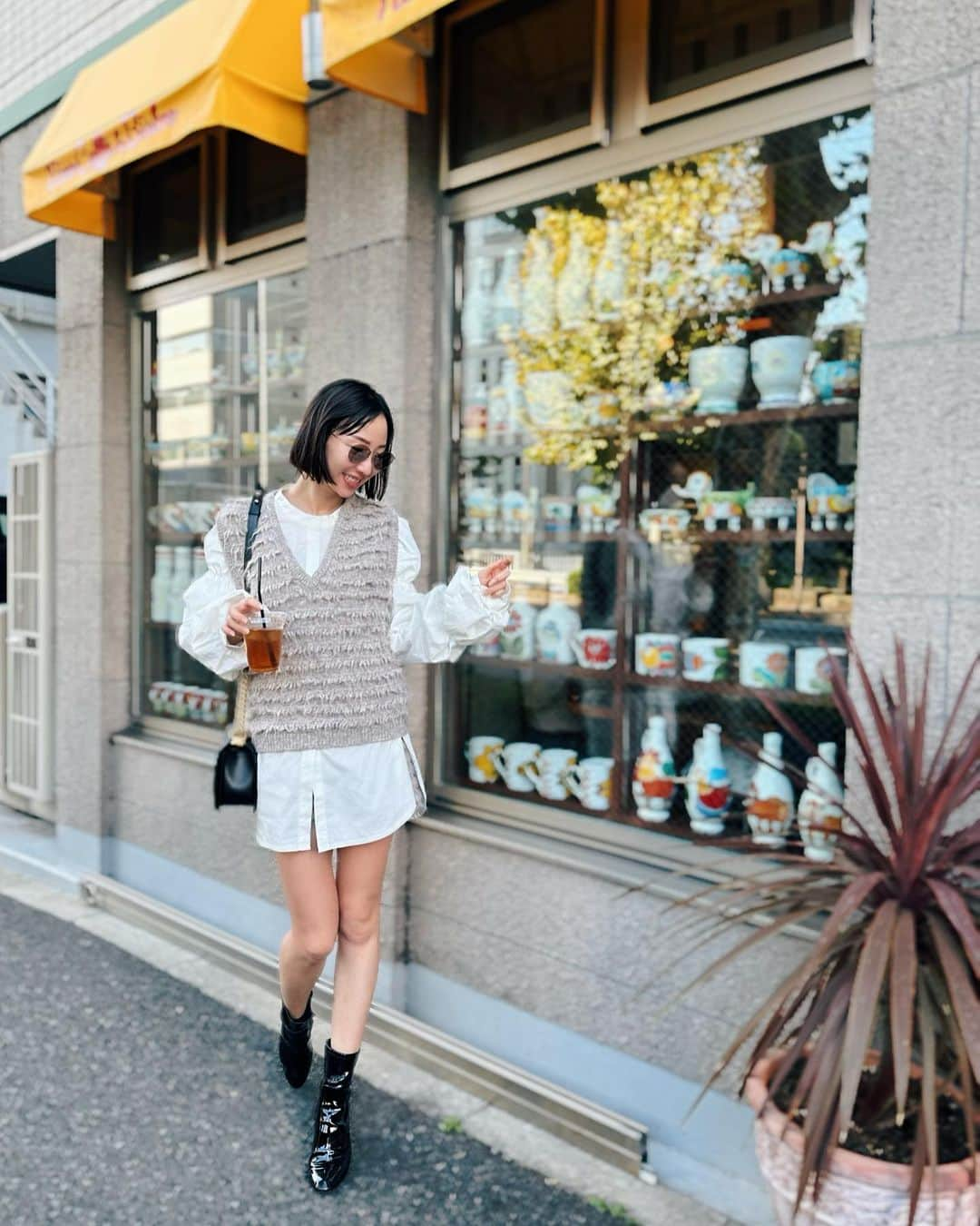 秋倉諒子さんのインスタグラム写真 - (秋倉諒子Instagram)「良き週末を〜🍁✨  Knitvest&pants @the_toe_official  shirt　@unspare_official  bag @chanelofficial  shoes @louisvuitton」12月2日 16時34分 - ryokoak45