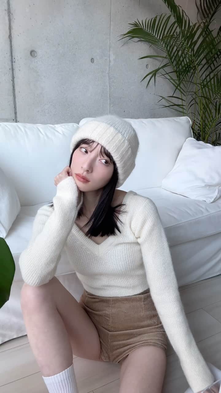 佐藤さきのインスタグラム：「🐰🤍  beanie @allege_official  tops @allege_official  bottom @thibaut_official  socks @uniqlo_jp  accessory @chromeheartsofficial   allegeニットとビーニーの セットアップかわいい〜  たまには購入品載せてみます🫡  #outfit」