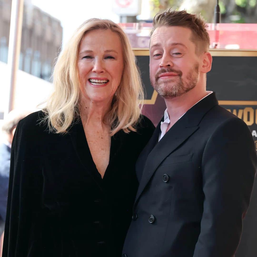 ELLE Polandさんのインスタグラム写真 - (ELLE PolandInstagram)「Macaulay Culkin i Catherine O'Hara znów razem! Aktorka towarzyszyła filmowemu synowi podczas odsłonięcia gwiazdy w hollywoodzkiej Alei Sław.   „Dziękuję, że zaprosiłeś mnie, swoją fałszywą mamę, która nie raz, ale dwa razy zostawiła cię samego w domu, abym mogła być częścią tego radosnego wydarzenia” – powiedziała ze sceny pani McCallister ❤   📸: Amy Sussman/Getty Images; 20th Century Fox」12月2日 16時37分 - ellepolska