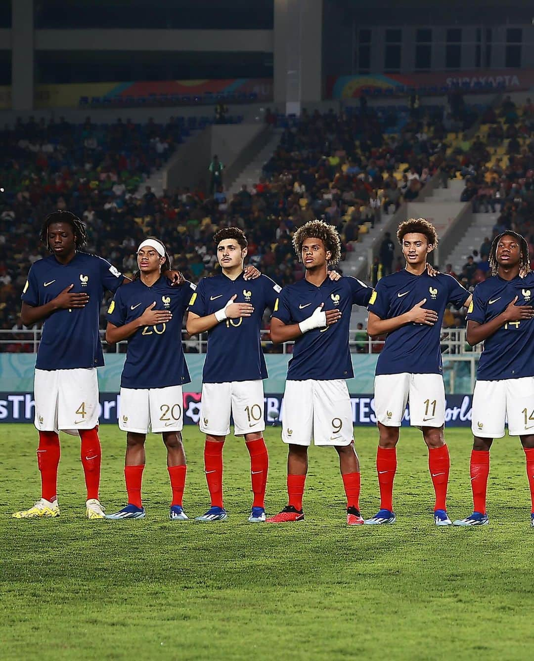 サッカー フランス代表チームさんのインスタグラム写真 - (サッカー フランス代表チームInstagram)「𝘓𝘦 𝘨𝘳𝘢𝘯𝘥 𝘫𝘰𝘶𝘳 𝘦𝘴𝘵 𝘢𝘳𝘳𝘪𝘷𝘦́ 🔥  🏆 Finale Coupe du monde U17 🌏 🇫🇷 France 🆚 Allemagne 🇩🇪 ⏰ 13h00 sur @lachainelequipe 📺  𝗔𝗟𝗟𝗘𝗭 𝗟𝗘𝗦 𝗕𝗟𝗘𝗨𝗘𝗧𝗦, 𝗡𝗢𝗨𝗦 𝗦𝗢𝗠𝗠𝗘𝗦 𝗧𝗢𝗨𝗦 𝗗𝗘𝗥𝗥𝗜𝗘̀𝗥𝗘 𝗩𝗢𝗨𝗦 ! 💪」12月2日 16時42分 - equipedefrance