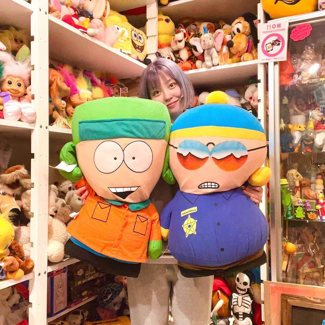 おもちゃやSPIRALのインスタグラム：「South Park big plush 入荷しました🎵  カイルとカートマンです✨  横幅が大きいので、とっても迫力感じます😶‍🌫️」