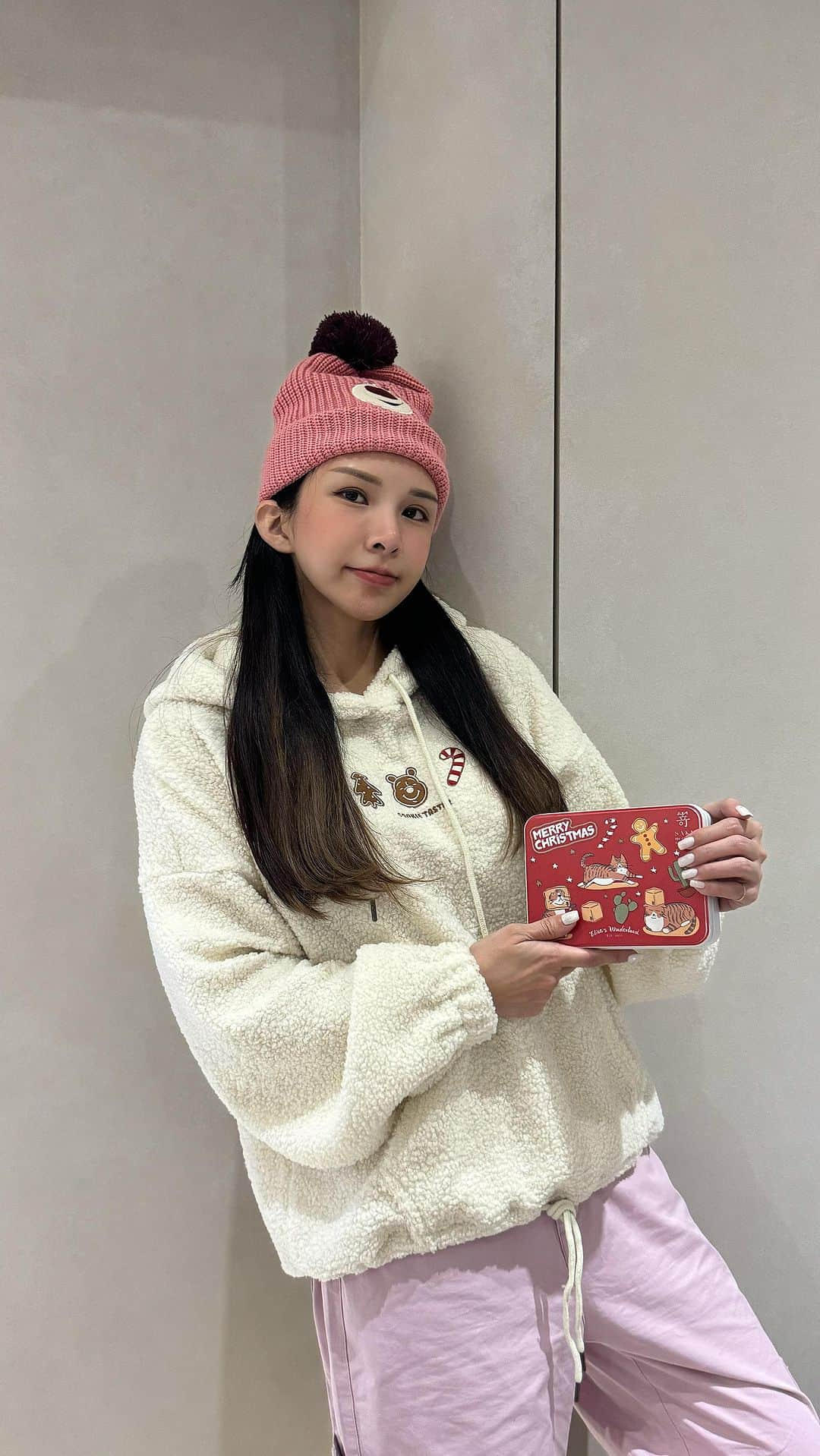 蘇心甯のインスタグラム：「Ya~ 🦌𝓜𝓮𝓻𝓻𝔂 𝓒𝓱𝓻𝓲𝓼𝓽𝓶𝓪🎅🏼 㟢本聖誕限量鐵盒餅乾  #限量500份 趕快來官網預購  聖誕系列穿搭 @caco #CACO #最大授權服飾品牌  #最多情侶親子圖案T #日本第一生吐司品牌 #嵜本SAKImotoBakery #高級生吐司專門店 #嵜本高級食パン專門店 #SAKImoto阿布 #聖誕餅乾禮盒 #elisaswonderland」