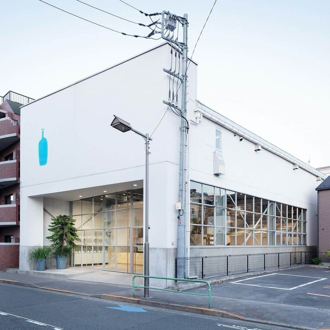 Blue Bottle Coffee Japanさんのインスタグラム写真 - (Blue Bottle Coffee JapanInstagram)「＼Pairs Well With” Holiday Book Club ／⁠ 駒沢大学に位置する本屋「SNOW SHOVELING」の移動本屋を、ブルーボトルコーヒー 清澄白河フラッグシップカフェにお招きして、カフェ横の駐車場で期間限定で出店していただきます✨⁠ ⁠ 期間中はホリデーシーズンにおすすめの本やコーヒーのお供にぴったりの本の販売、その人にあった本のご提案などを行います。⁠ ⁠ そして「Pairs Well With」をテーマにしたイベント第3弾として、本を読んで自由に意見交換を行う、【Pairs Well With” Holiday Book Club 】を開催いたします！⁠ ⁠ 課題図書は、J.D.サリンジャー著書の「フラニーとズーイ」📕⁠ （※日本語訳は村上春樹訳と野崎孝訳がありますが指定はございません。）⁠ ⁠ ドリンクを片手に、課題書について感じたことをお話しいただいたり、「SNOW SHOVELING」店主中村秀一さんや他のご参加者のみなさまと意見交換を楽しんでいただけるイベントとなります。⁠ ⁠ おいしいコーヒーと文学のペアリングをお楽しみいただきながら、お話を通して得られる今まで気がつかなかった視点からの感想など、新しい発見のきっかけになれば嬉しいです💡⁠ ⁠ みなさまのお越しをお待ちしております！⁠ ⁠ ◼︎“Pairs Well With”  Holiday Book Club ⁠ 開催日時：12月9日(土) 10:00〜11:30⁠ 場所：清澄白河 フラッグシップカフェ 店内⁠ 定員：8名 (予約制)⁠ ※本の販売は12月9日,10日 9:00〜16:00で行っております。⁠ ⁠ ▼ワークショップのご予約・詳細は Peatix にてご確認いただけます。⁠ https://peatix.com/event/3780736/view⁠ ＊Peatix はプロフィールのリンクからご覧いただけます。⁠ ⁠ ⁠ ⁠ ⁠#BlueBottleHoliday⁠ #BlueBottleCoffee⁠ #ブルーボトルコーヒー」12月2日 16時49分 - bluebottlejapan