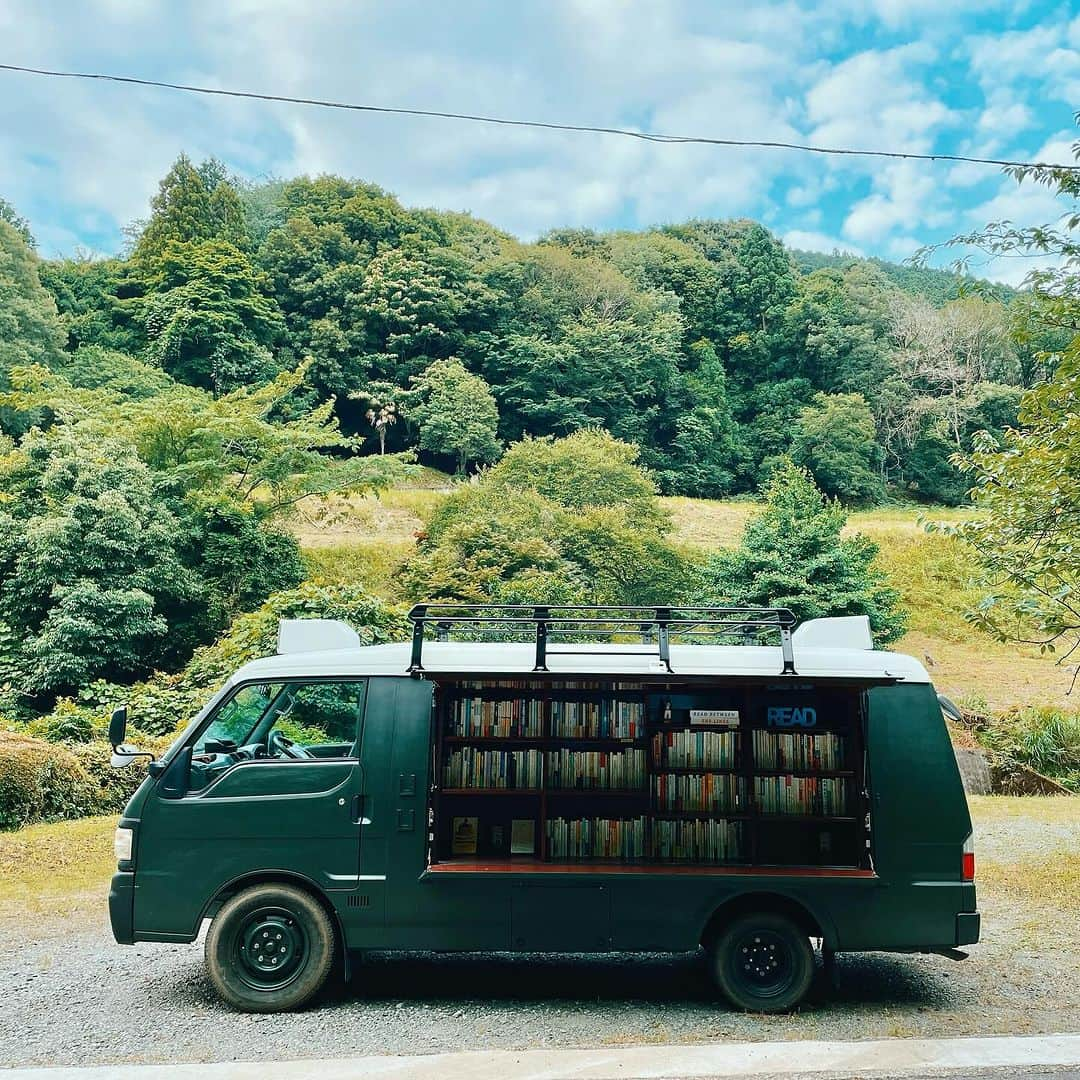 Blue Bottle Coffee Japanさんのインスタグラム写真 - (Blue Bottle Coffee JapanInstagram)「＼Pairs Well With” Holiday Book Club ／⁠ 駒沢大学に位置する本屋「SNOW SHOVELING」の移動本屋を、ブルーボトルコーヒー 清澄白河フラッグシップカフェにお招きして、カフェ横の駐車場で期間限定で出店していただきます✨⁠ ⁠ 期間中はホリデーシーズンにおすすめの本やコーヒーのお供にぴったりの本の販売、その人にあった本のご提案などを行います。⁠ ⁠ そして「Pairs Well With」をテーマにしたイベント第3弾として、本を読んで自由に意見交換を行う、【Pairs Well With” Holiday Book Club 】を開催いたします！⁠ ⁠ 課題図書は、J.D.サリンジャー著書の「フラニーとズーイ」📕⁠ （※日本語訳は村上春樹訳と野崎孝訳がありますが指定はございません。）⁠ ⁠ ドリンクを片手に、課題書について感じたことをお話しいただいたり、「SNOW SHOVELING」店主中村秀一さんや他のご参加者のみなさまと意見交換を楽しんでいただけるイベントとなります。⁠ ⁠ おいしいコーヒーと文学のペアリングをお楽しみいただきながら、お話を通して得られる今まで気がつかなかった視点からの感想など、新しい発見のきっかけになれば嬉しいです💡⁠ ⁠ みなさまのお越しをお待ちしております！⁠ ⁠ ◼︎“Pairs Well With”  Holiday Book Club ⁠ 開催日時：12月9日(土) 10:00〜11:30⁠ 場所：清澄白河 フラッグシップカフェ 店内⁠ 定員：8名 (予約制)⁠ ※本の販売は12月9日,10日 9:00〜16:00で行っております。⁠ ⁠ ▼ワークショップのご予約・詳細は Peatix にてご確認いただけます。⁠ https://peatix.com/event/3780736/view⁠ ＊Peatix はプロフィールのリンクからご覧いただけます。⁠ ⁠ ⁠ ⁠ ⁠#BlueBottleHoliday⁠ #BlueBottleCoffee⁠ #ブルーボトルコーヒー」12月2日 16時49分 - bluebottlejapan