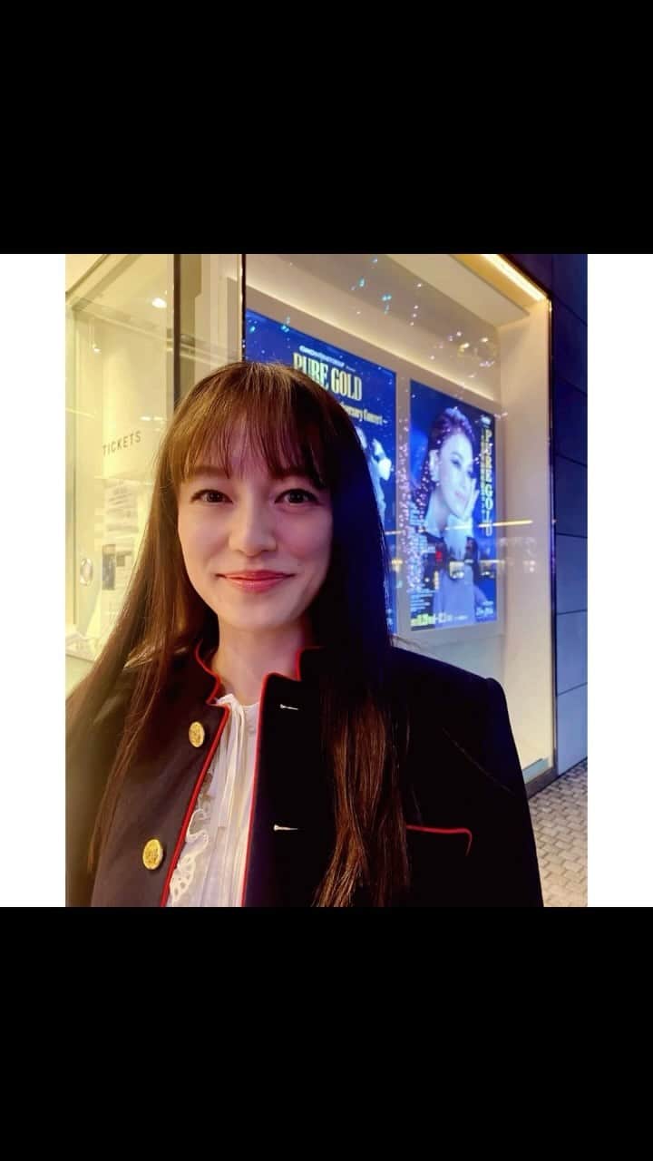 牧瀬里穂のインスタグラム：「PURE GOLD 〜Mao Daichi 50th Anniversary Concert〜 大地真央さまの 50周年のコンサートに行ってまいりました あ、これからご覧になる方は この先は読まないでください🙇🏻‍♀️  1部では「わぁ！この舞台見た〜！」と 懐かしい作品の映像がダイジェストで見られて 嬉しさと共に 改めて本当に凄い方なんだなぁと思い 舞台では変わらないお姿で 歌を聞けて もう震えました　涙が出ました  2部では 豪華なゲストの方の登場 真央さんとの爆笑トーク  贅沢な時間でした  パンフレットに 私もメッセージを書かせていただきました 改めて読めば メッセージではなくラブレター！ 恥ずかしい、、、 でも真央さんへの 溢れる気持ちが止められなくて  キラキラした12月の始まりに PURE GOLDの真央さんのコンサート 幸せでした✨」