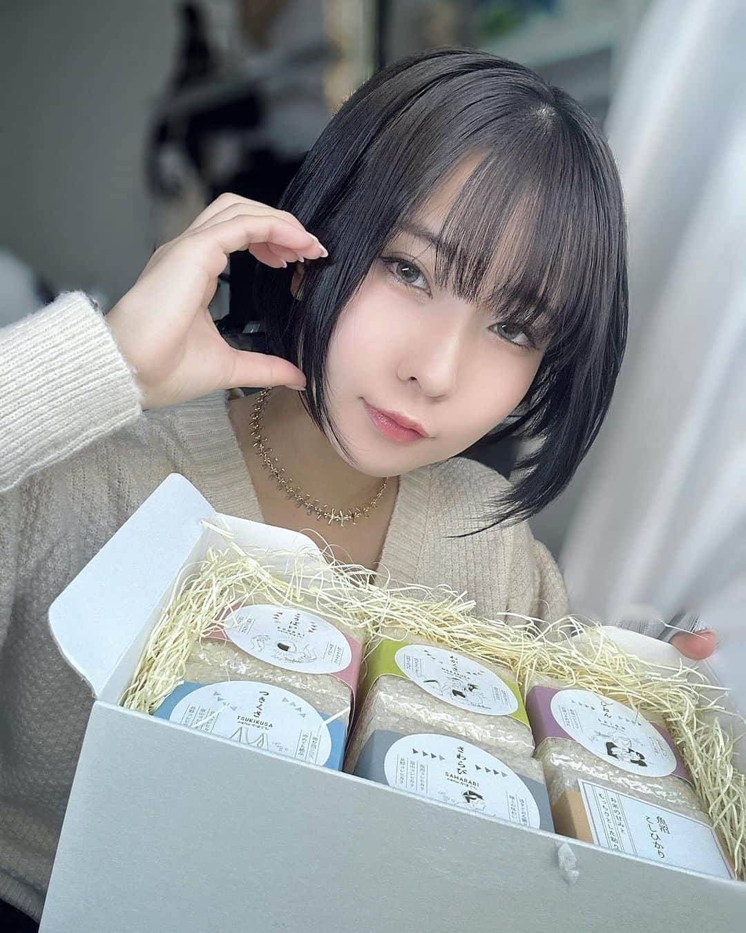 鳴上なごねさんのインスタグラム写真 - (鳴上なごねInstagram)「美味しいお米をいただきました🍙 . . . 冬はお家でゆっくり過ごしたいし美味しいご飯も食べたい…というわがままな私に、お米のギフトが届いて幸せになりました…🤍 朝ごはんは毎日食べるのですが、お米があるだけで幸福度が変わってくるよね☺️  みなさんもぜひ、ご家族や友人、推しへのプレゼントにお米を贈ってみてはいかがでしょうか💭🌾 . . . 色んなお米が300gずつ(2合分)に分けられているので、一人暮らしには嬉しい使用☺️ 食べ比べもできちゃうので毎朝の楽しみが増えました🤍  #PR @anoshoten #穴太商店 #ブレンド米 #お米ギフト #お米通販 #通販グルメ」12月2日 16時50分 - narug0d