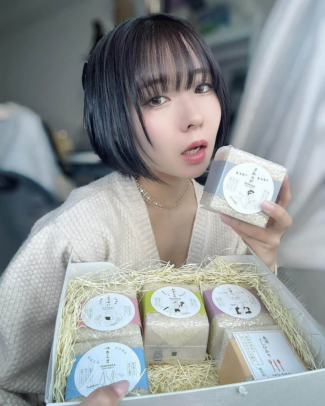 鳴上なごねさんのインスタグラム写真 - (鳴上なごねInstagram)「美味しいお米をいただきました🍙 . . . 冬はお家でゆっくり過ごしたいし美味しいご飯も食べたい…というわがままな私に、お米のギフトが届いて幸せになりました…🤍 朝ごはんは毎日食べるのですが、お米があるだけで幸福度が変わってくるよね☺️  みなさんもぜひ、ご家族や友人、推しへのプレゼントにお米を贈ってみてはいかがでしょうか💭🌾 . . . 色んなお米が300gずつ(2合分)に分けられているので、一人暮らしには嬉しい使用☺️ 食べ比べもできちゃうので毎朝の楽しみが増えました🤍  #PR @anoshoten #穴太商店 #ブレンド米 #お米ギフト #お米通販 #通販グルメ」12月2日 16時50分 - narug0d