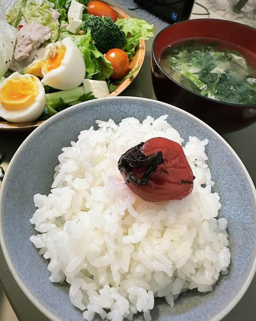 鳴上なごねさんのインスタグラム写真 - (鳴上なごねInstagram)「美味しいお米をいただきました🍙 . . . 冬はお家でゆっくり過ごしたいし美味しいご飯も食べたい…というわがままな私に、お米のギフトが届いて幸せになりました…🤍 朝ごはんは毎日食べるのですが、お米があるだけで幸福度が変わってくるよね☺️  みなさんもぜひ、ご家族や友人、推しへのプレゼントにお米を贈ってみてはいかがでしょうか💭🌾 . . . 色んなお米が300gずつ(2合分)に分けられているので、一人暮らしには嬉しい使用☺️ 食べ比べもできちゃうので毎朝の楽しみが増えました🤍  #PR @anoshoten #穴太商店 #ブレンド米 #お米ギフト #お米通販 #通販グルメ」12月2日 16時50分 - narug0d