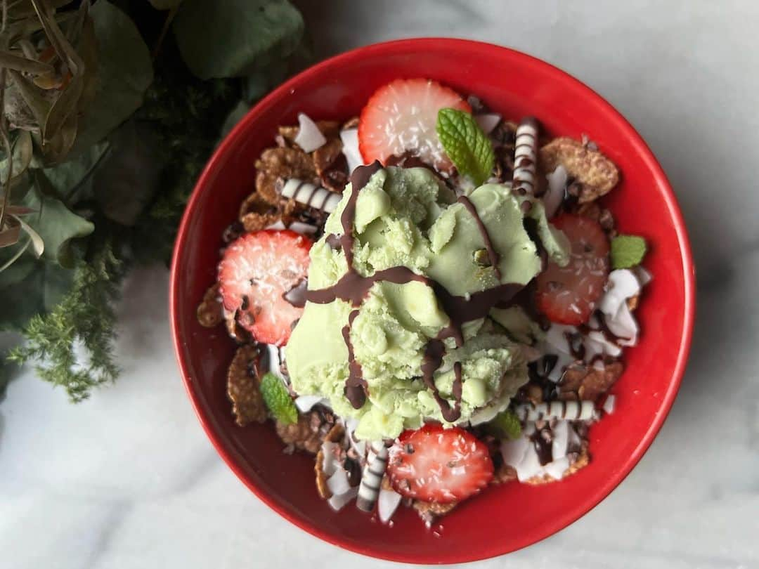 Rachien Smoothieさんのインスタグラム写真 - (Rachien SmoothieInstagram)「. . 🌿Christmas cacao bowl 🌿  カカオボウルにココナッツ、イチゴ、カカオニブなどを載せて...  ピスタチオジェラート、ベルギーチョコレートアイス、ココナッツアイスのadd-onがオススメ！  去年はテイクアウトはお断りしていましたが、今年はテイクアウトでもお受けいたします。  毎日いちごがなくなり次第終了です。  クリスマス気分を楽しんでね！  ※アイスやジェラートのadd-onは店内のみです。」12月2日 17時03分 - rachiensmoothie