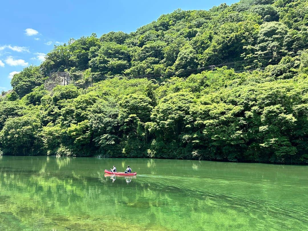 伊勢志摩エバーグレイズさんのインスタグラム写真 - (伊勢志摩エバーグレイズInstagram)「【エバーグレイズ香肌峡】 サイトのすぐ横を流れる櫛田川ではカヌーのイベントや、夏は浅瀬で川遊びが楽しめます🛶 イベントや夏が待ち遠しい！！  川遊びについてはこちら→https://www.everglades.jp/kahada/activity/  #エバーグレイズ香肌峡 #エバキャン #アメリカン #アウトドア #キャンプ #三重県 #松阪市 #飯南町 #香肌峡 #三重旅行 #ファミリーキャンプ #ファミキャン #オートキャンプ #三重県キャンプ場 #犬とキャンプ #カヌー #水遊び」12月2日 17時00分 - everglades_official