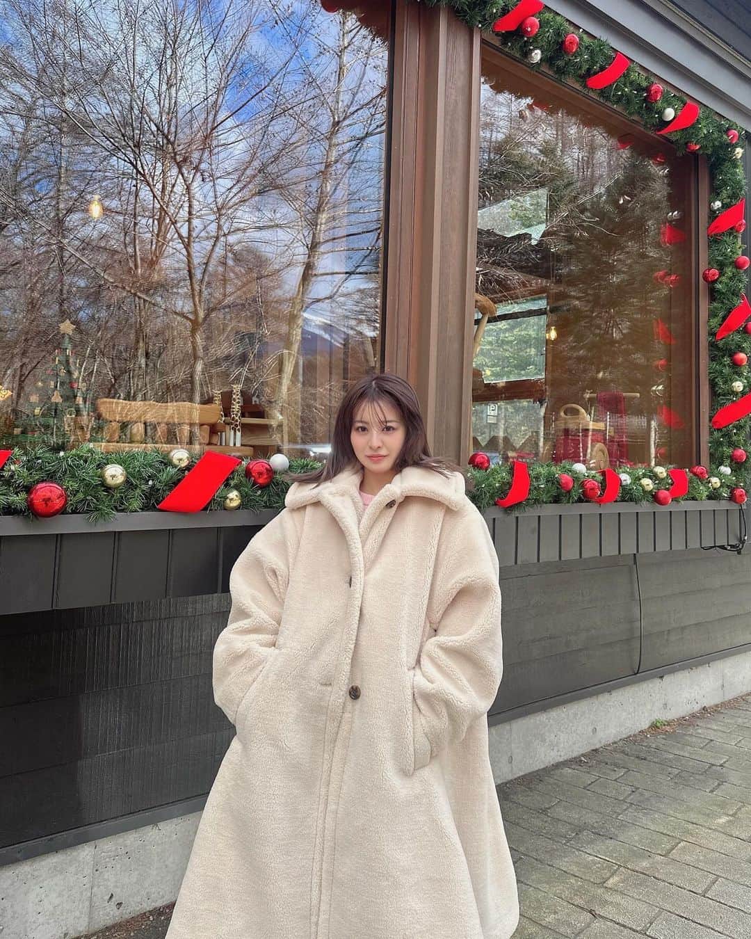 田中優衣さんのインスタグラム写真 - (田中優衣Instagram)「やっと下ろせた新入りコートさん🧥♡  12月に入って街もクリスマスの飾りつけが 多くなってきたね🎄 この季節が1番好き🤍🤍」12月2日 17時00分 - heisei_8nen