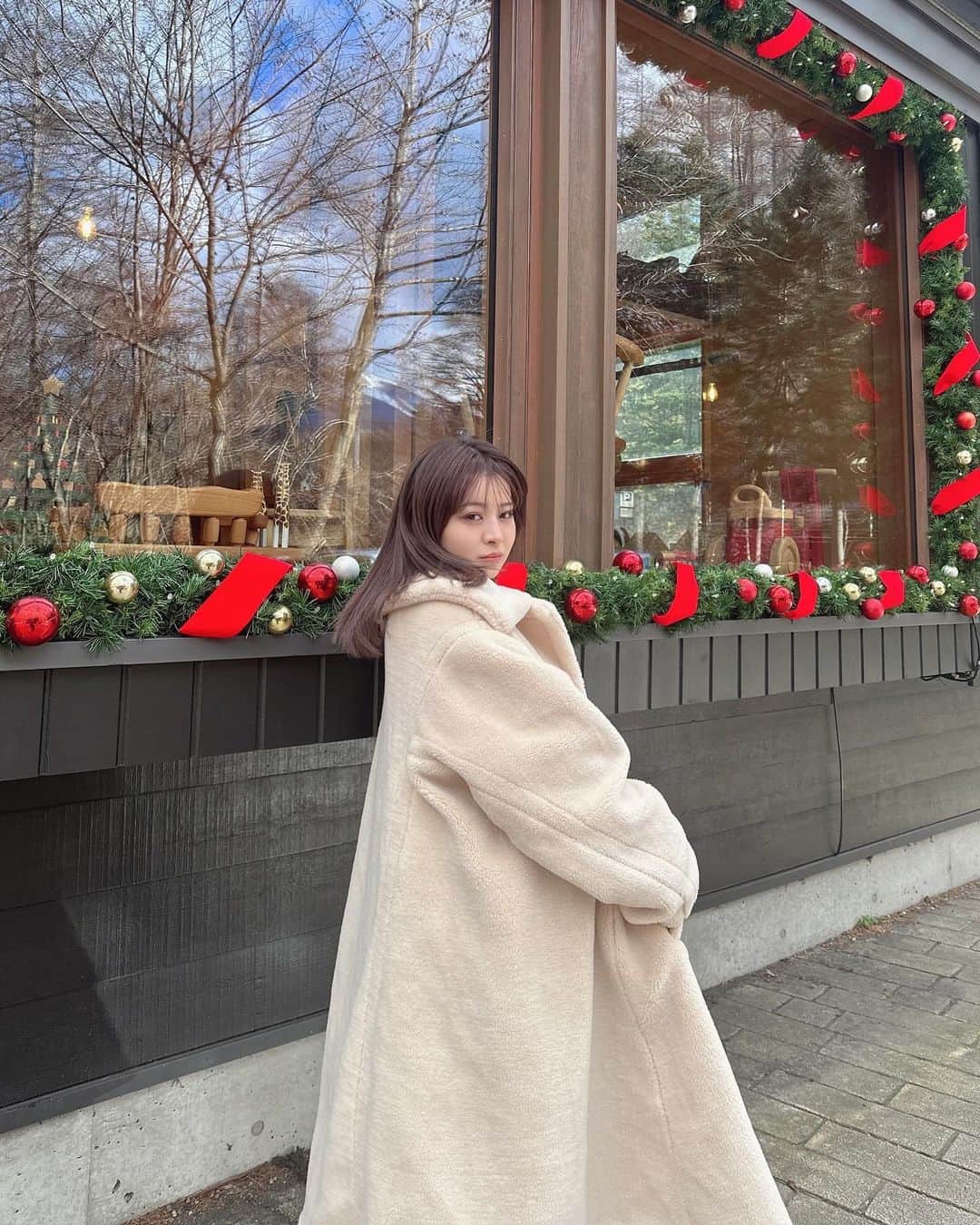 田中優衣さんのインスタグラム写真 - (田中優衣Instagram)「やっと下ろせた新入りコートさん🧥♡  12月に入って街もクリスマスの飾りつけが 多くなってきたね🎄 この季節が1番好き🤍🤍」12月2日 17時00分 - heisei_8nen