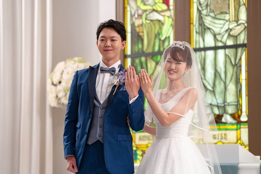 【公式】小さな結婚式さんのインスタグラム写真 - (【公式】小さな結婚式Instagram)「. @petit.wedding をフォローしてね♩ #小さな結婚式 をつけてのお写真投稿も大歓迎です♡ こちらの公式IGでリグラムさせていただきます＊ . お母さまから花嫁さまに最後のお支度を。 「今日までありがとう」 普段は伝えられない感謝の気持ち。 結婚式の後押しを借りてご両親に伝えませんか？ . >>#小さな結婚式札幌店 . ——————— #petitwedding #ラヴィファクトリー #前撮り #結婚式 #プレ花嫁 #卒花 #家族婚 #少人数結婚式 #ウェディング #wedding #bridal #weddingdress #花嫁 #挙式 #結婚式準備 #式場探し #日本中のプレ花嫁さまと繋がりたい #結婚式の思い出に浸る会 #結婚準備 #北海道花嫁 #ウェディングフォト #花嫁コーディネート #ベールダウン #挙式演出 #チャペル #バージンロード #ウェディングベール #2023冬婚」12月2日 17時00分 - petit.wedding