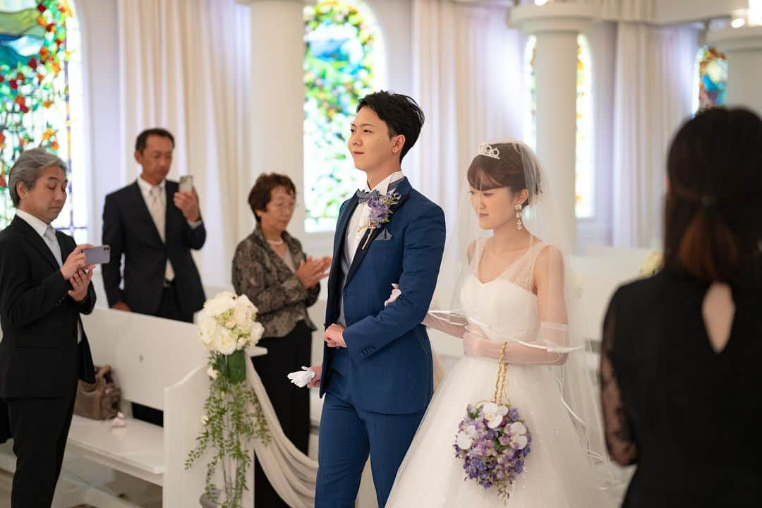 【公式】小さな結婚式さんのインスタグラム写真 - (【公式】小さな結婚式Instagram)「. @petit.wedding をフォローしてね♩ #小さな結婚式 をつけてのお写真投稿も大歓迎です♡ こちらの公式IGでリグラムさせていただきます＊ . お母さまから花嫁さまに最後のお支度を。 「今日までありがとう」 普段は伝えられない感謝の気持ち。 結婚式の後押しを借りてご両親に伝えませんか？ . >>#小さな結婚式札幌店 . ——————— #petitwedding #ラヴィファクトリー #前撮り #結婚式 #プレ花嫁 #卒花 #家族婚 #少人数結婚式 #ウェディング #wedding #bridal #weddingdress #花嫁 #挙式 #結婚式準備 #式場探し #日本中のプレ花嫁さまと繋がりたい #結婚式の思い出に浸る会 #結婚準備 #北海道花嫁 #ウェディングフォト #花嫁コーディネート #ベールダウン #挙式演出 #チャペル #バージンロード #ウェディングベール #2023冬婚」12月2日 17時00分 - petit.wedding