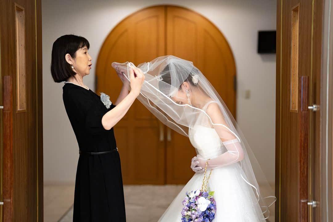 【公式】小さな結婚式さんのインスタグラム写真 - (【公式】小さな結婚式Instagram)「. @petit.wedding をフォローしてね♩ #小さな結婚式 をつけてのお写真投稿も大歓迎です♡ こちらの公式IGでリグラムさせていただきます＊ . お母さまから花嫁さまに最後のお支度を。 「今日までありがとう」 普段は伝えられない感謝の気持ち。 結婚式の後押しを借りてご両親に伝えませんか？ . >>#小さな結婚式札幌店 . ——————— #petitwedding #ラヴィファクトリー #前撮り #結婚式 #プレ花嫁 #卒花 #家族婚 #少人数結婚式 #ウェディング #wedding #bridal #weddingdress #花嫁 #挙式 #結婚式準備 #式場探し #日本中のプレ花嫁さまと繋がりたい #結婚式の思い出に浸る会 #結婚準備 #北海道花嫁 #ウェディングフォト #花嫁コーディネート #ベールダウン #挙式演出 #チャペル #バージンロード #ウェディングベール #2023冬婚」12月2日 17時00分 - petit.wedding