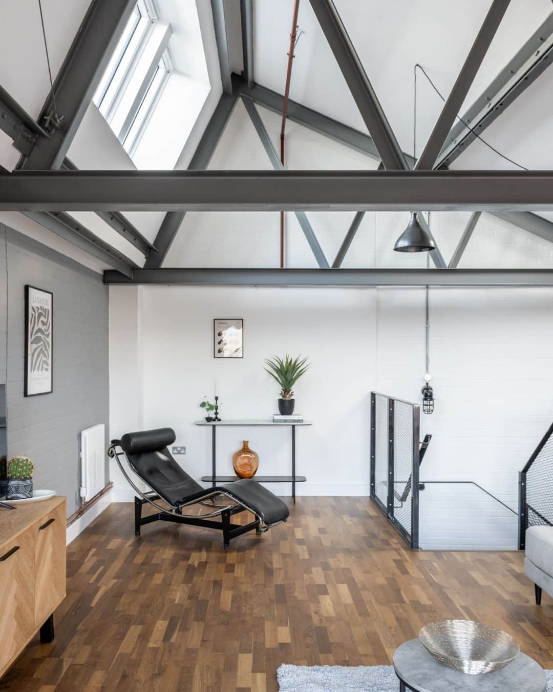The Modern Houseのインスタグラム：「#forsale Loft Industry: a modern four-storey townhouse in Birmingham’s Jewellery Quarter, designed by RIBA Award-winning architects @sjolanderdacruzarchitects.  Follow the link in bio for the sales listing.   Legge Lane, Birmingham, West Midlands」