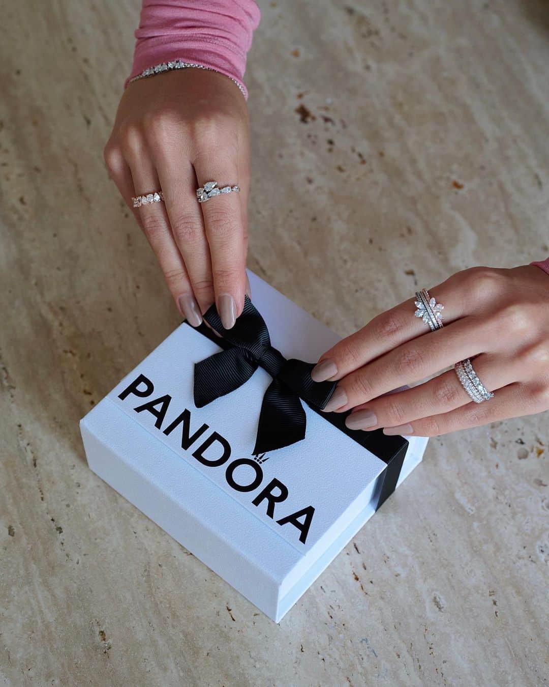 PANDORAさんのインスタグラム写真 - (PANDORAInstagram)「Little boxes, big reactions. 💞 @viki.ortner #Pandora #LovesUnboxed #PandoraJewellery」12月2日 17時01分 - theofficialpandora
