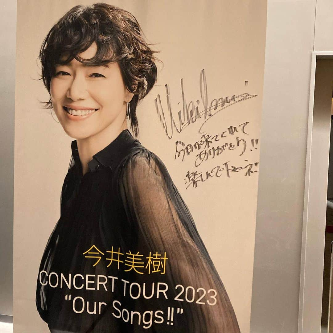 川江美奈子のインスタグラム：「・ 今井美樹さん"Our Songs!!" tour最終日へ ぜったい行きたい！と言う長女を連れて伺いました。  それはもう最高でしたよ！！  身を委ねるというには思いが溢れすぎ、、この10数年の歳月、いやもっと前から？試行錯誤して生きてきた自分を総復習してるような、、いやいやそんな堅いものではないな、美樹さんが仰っていたようにそれは大好きな人たち（音楽）との同窓会のようなあたたかい時間でした。  別れ。 寂しくて悲しいだけではない、私だったらこんなふうに手を振るよ！って美樹さんにおしえられたような場面があって。なんとも爽やかに愛に溢れていて、かっこよくて、この先もずっと思い出す場面だと思いました。  抽象的なことばかり書いちゃったけど、こちらのライヴ、年末に配信があるそうなので是非、オススメです☺︎  泣きながら笑っちゃうような、そういう音楽作りたいんだ、っていう私の目標をいま一度思い出した夜。 娘と、餃子とビールとジュースで乾杯して帰路につきました。  #今井美樹 さん」