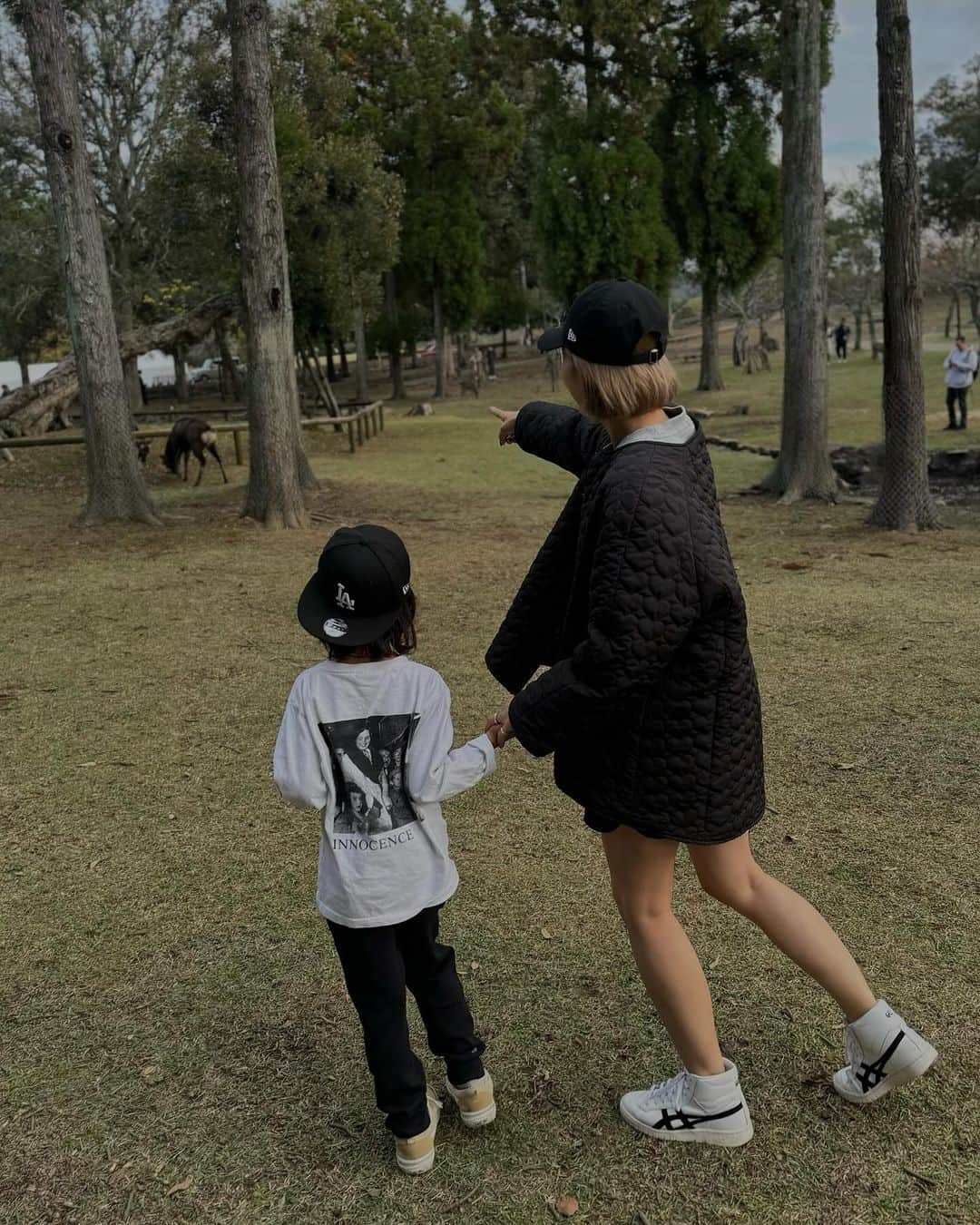 Erikaさんのインスタグラム写真 - (ErikaInstagram)「まだまだ抱っこさん🩶  outer @lajour_official  👦🏻tops @onetwothree.jpn  CAP @donobanweb  @stylise_official_   #親子コーデ#🦌」12月2日 8時04分 - 911erika