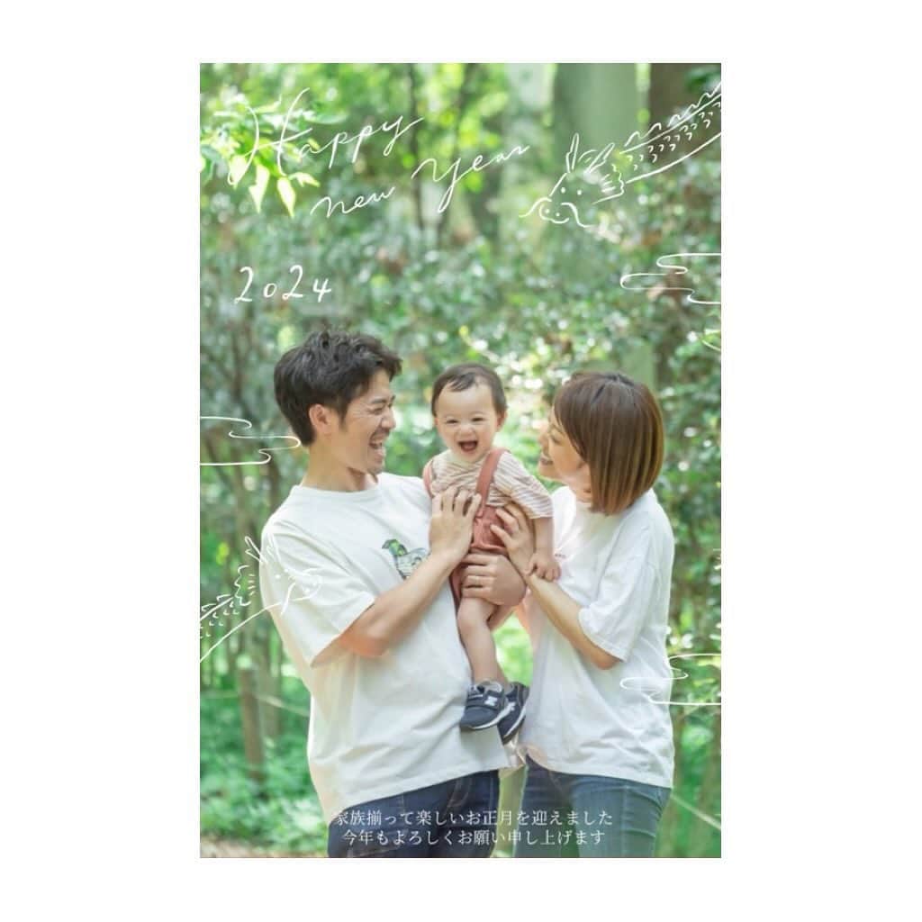 越智千恵子のインスタグラム：「お気に入りの家族写真を年賀状にしたくて、アプリ『スマホで写真年賀状』を使って作成してみました✨  🥉無料のお試し印刷ができる！ 写真の質感や全体のバランスが実際に確かめられるので安心。しかも…  🥈さすがprinted by FUJIFILM！ なので100点満点の大満足な仕上がり。 お試し印刷は注文から一週間ほどでポストに届くので 余裕を持っておくと良いです🙆‍♀️  🥇デザインが豊富！作成が簡単！ 写真をメインにしたかったので、シンプルだけど年賀状らしい遊び心のあるデザインを探していたところ、これだ！という理想のデザインに出会えました。迷ってしまうくらいどれも可愛くてオシャレで数が豊富です♪  今回お試し印刷がとても良かったので、家族や友人にも送る事に決めました。年賀状なんていつ振りだろう！？送る事自体にとてもワクワクしています。 フォロワーの方限定の印刷代10％クーポン「pr24080」をシェアしますので、ぜひこれを機に皆様もご利用ください🥰  @sumaho_nenga #スマホで写真年賀状#年賀状#PR」