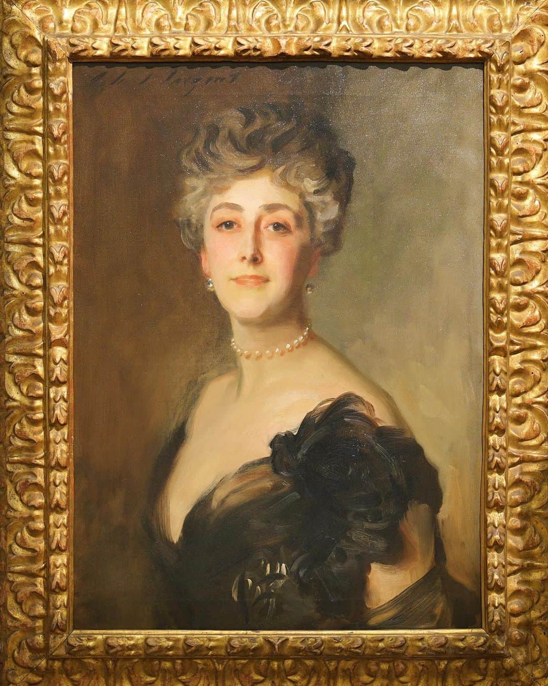 サザビーズのインスタグラム：「Lady de Grey was a leading cultural figure during the Belle Epoque in London. She was a prominent member of the Marlborough House set, the social circle surrounding Edward, Prince of Wales. An enthusiastic Fabergé collector who helped open their first shop in London in 1903. A patron of the arts who was instrumental in supporting the restoration of the Royal Opera House. A close friend of Oscar Wilde, who dedicated his play, A Woman of No Importance, to her.   Painted by John Singer Sargent during the height of his career, here Lady de Grey wears a simple pearl choker and earrings, delineated with minimal brushwork and resulting in a beautifully restrained portrait. Swipe to compare the painting to a photograph.   It will make its auction debut in the Old Master and 19th Century Paintings Evening Auction at #SothebysLondon on 6 December. The Masters Week exhibitions are open to the public in our New Bond Street galleries 1-6 December—discover more at the link in bio.   #SothebysOldMasters #JohnSingerSargent」