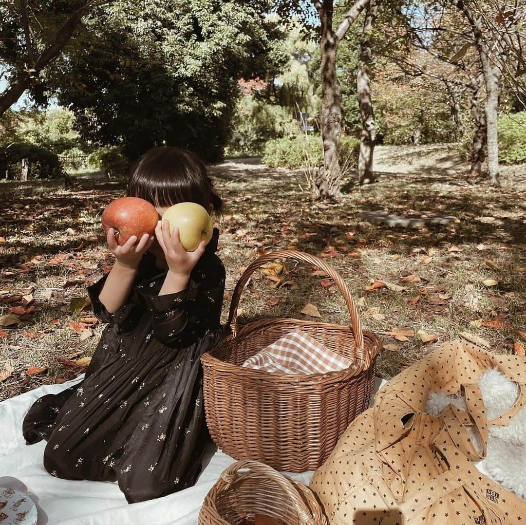 yuiさんのインスタグラム写真 - (yuiInstagram)「Autumn picnic🍂  薄手のワンピースでちょうど良かった 季節がすでに懐かしい...  ほーんとに 短かすぎた秋。  もっとたくさんピクニックや 秋ならではのアクティビティするつもりが 全然タイミングがなかったなぁ🫥  でもいつもの公園で のんびりサンドイッチ食べて 落ち葉やりんごで遊んで しあわせってこういうことだなぁと 感じられる ゆったりとしたひとときでした💭  ワンピースは @bonpoint 🍒 #pr させてもらった @carryon_official にて🛒 @bonton のビッグトートも ピクニックに大活躍でした⭐️  . . . . . #picnic#autumn#daughter#3y7m#ピクニック#秋#落ち葉遊び#落ち葉アート#公園#海外こどもふく#こどもふく#女の子#女の子ママ#こどものいる暮らし」12月2日 8時19分 - __yyvvii