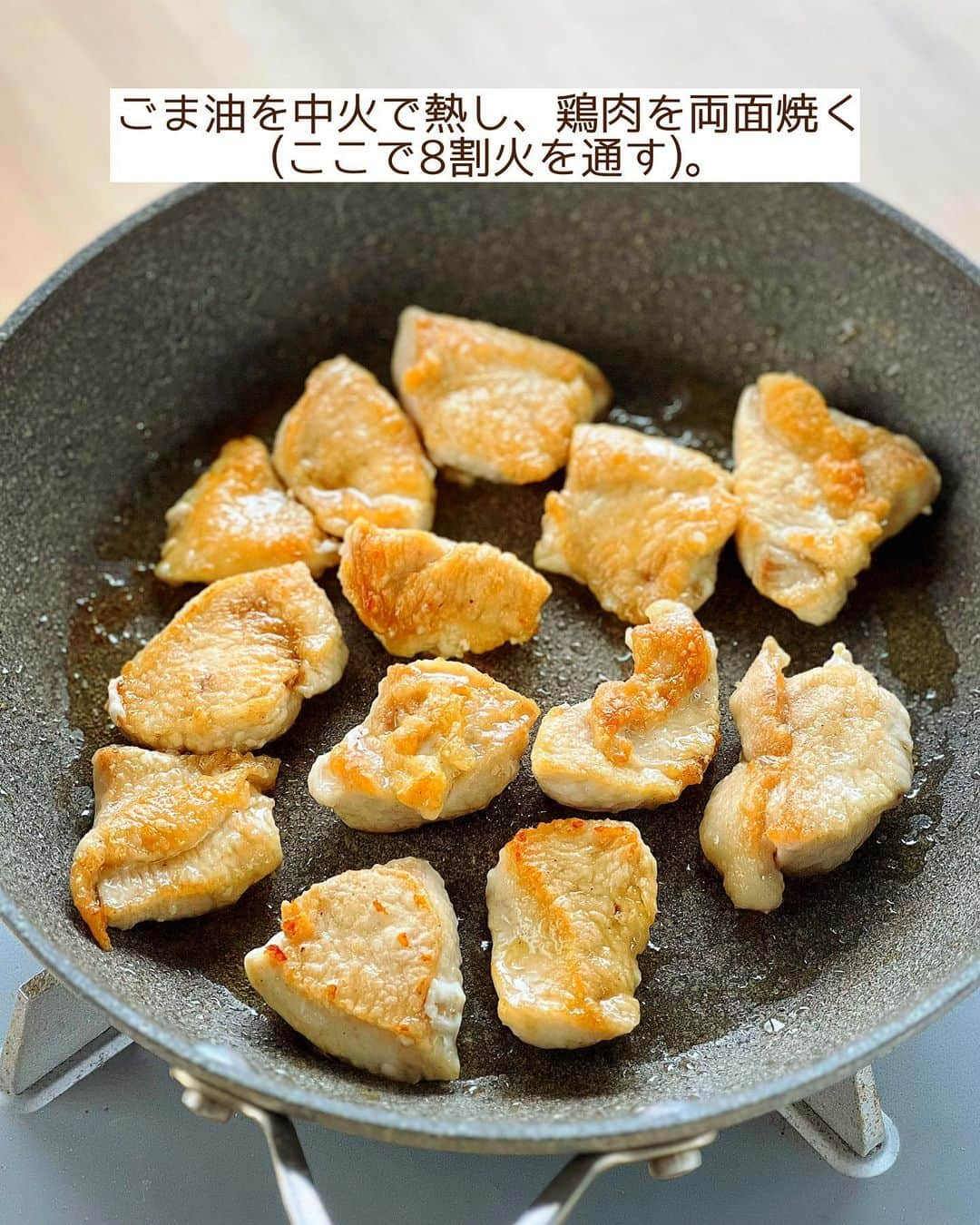 Mizuki【料理ブロガー・簡単レシピ】さんのインスタグラム写真 - (Mizuki【料理ブロガー・簡単レシピ】Instagram)「・鶏むね肉のコスパおかず💕 ⁡ ［#レシピ ］ ーーーーーーーーーー しっとりやわらか！ 鶏むね肉のみぞれ煮 ーーーーーーーーーー ⁡ ⁡ ⁡ おはようございます☺️ ⁡ 先日リールでご紹介したレシピの 静止画バージョンです✨ ⁡ ⁡ ▼ ▼ ▼ ▼ ▼ ▼ ⁡ ⁡ コスパ抜群のあったかおかず❣️ \ 鶏むね肉のみぞれ煮 / ⁡ 甘辛いお出汁に 大根おろしをたっぷり加えて 風味よく仕上げました💕 鶏肉に粉をまぶすことで 適度にとろみが付きますよ〜😋 ⁡ フライパン1つでできるので よかったらお試しくださいね✨ ⁡ ⁡ ⁡ ⋱⋰ ⋱⋰ ⋱⋰ ⋱⋰ ⋱⋰ ⋱⋰ ⋱⋰ 📍簡単・時短・節約レシピ更新中  Threadsもこちらから▼ @mizuki_31cafe ⁡ 📍謎の暮らし＆変なライブ垢 @mizuki_kurashi ⋱⋰ ⋱⋰ ⋱⋰ ⋱⋰ ⋱⋰ ⋱⋰ ⋱⋰ ⁡ ⁡ ⁡ ＿＿＿＿＿＿＿＿＿＿＿＿＿＿＿＿＿＿＿ 【2人分】 鶏むね肉...1枚(250g) 塩こしょう...少々 片栗粉...大1 しめじ...1/2袋 大根(すりおろし)...1/4本(200g) ごま油...大1 ⚫︎水...80ml ⚫︎しょうゆ・みりん...各大2 ⚫︎酢...小2 ⚫︎砂糖...小1 ⚫︎生姜チューブ...2cm 大葉(千切り)...適量 ⁡ 1.鶏肉は1cm厚さの削ぎ切りにし、塩こしょうを振って片栗粉をまぶす。しめじはほぐす。大根おろしは軽く水気を切る。 2.フライパンにごま油を中火で熱し、鶏肉を両面色よく焼く(ここで8割火を通す)。 3.⚫︎としめじを加えて2分煮込み、最後に大根おろしを加える。温まったら器に盛り、大葉をのせる。 ￣￣￣￣￣￣￣￣￣￣￣￣￣￣￣￣￣￣￣ ⁡ ⁡ 《ポイント》 ♦︎塩こしょうはしっかり効かせておくと味がぼやけません♩ ♦︎鶏肉に片栗粉をまぶしておくことで軽くとろみが付きます♩ ⁡ ⁡ ⁡ ⁡ ⁡ ⁡ ⋱⋰ ⋱⋰ ⋱⋰ ⋱⋰ ⋱⋰ ⋱⋰ ⋱⋰  愛用している調理器具・器など   #楽天ROOMに載せてます ‎𐩢𐩺  (ハイライトから飛べます🕊️) ⋱⋰ ⋱⋰ ⋱⋰ ⋱⋰ ⋱⋰ ⋱⋰ ⋱⋰ ⁡ ⁡ ⁡ ⁡ ⁡ ✼••┈┈┈┈┈••✼••┈┈┈┈┈••✼ 今日のごはんこれに決まり！ ‎𓊆#Mizukiのレシピノート 500品𓊇 ✼••┈┈┈┈┈••✼••┈┈┈┈┈••✼ ⁡ ˗ˏˋ おかげさまで25万部突破 ˎˊ˗ 料理レシピ本大賞準大賞を受賞しました✨ ⁡ 6000点の中からレシピを厳選し まさかの【500レシピ掲載】 肉や魚のメインおかずはもちろん 副菜、丼、麺、スープ、お菓子 ハレの日のレシピ、鍋のレシピまで 全てこの一冊で完結 𓌉◯𓇋 (全国の書店・ネット書店で発売中) ⁡ ⁡ ⁡ ⁡ ⁡ ⁡ #鶏むね肉レシピ #大根レシピ #みぞれ煮 #節約料理  #簡単料理  #時短料理 #mizukiレシピ  #時短レシピ #節約レシピ #簡単レシピ」12月2日 8時18分 - mizuki_31cafe