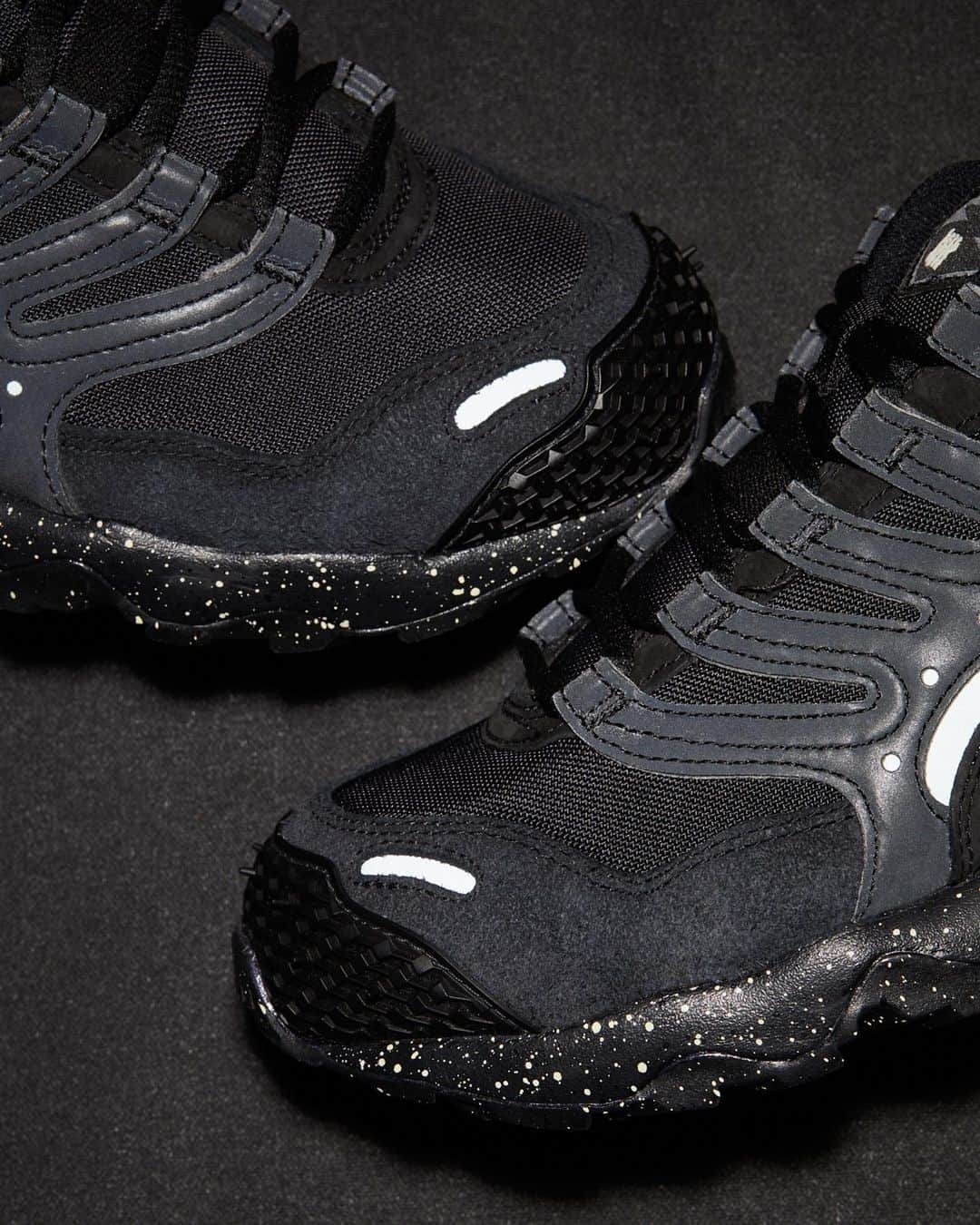 UNDFTDさんのインスタグラム写真 - (UNDFTDInstagram)「UNDEFEATED x Nike Air Terra Humara ‘Black’  Expanding on their long-standing partnership, UNDEFEATED and Nike teamed up in reworking two new iterations of the Air Terra Humara. Both colorways boast a reflective cage that houses a nubuck suede and ballistic cordura upper, sitting atop a speckled rubber midsole, outsole and air bag cage.   Subtle details compliment the shoe’s unique design - the debossed ‘Play Dirty’ lettering split across the medial and lateral sides of the shoe, along with reflective silver elements, the UNDFTD flag label attached to the matte leather Swoosh and a custom graphic sock liner.  Both pairs include an extra set of speckled laces and a custom 5-strike logo reimagined from the original Nike trail branding, a unique logo that appears as a woven label on the tongue and heel and is also showcased on the custom shoe box.  UNDEFEATED Exclusive  The UNDEFEATED x Nike Air Terra Humara in ‘Black’ and ‘Archaeo Brown’ will be available on Saturday, 12/2, exclusively at all UNDEFEATED Chapter Stores globally and Undefeated.com at 8am PST.  Shipping internationally, excluding Korea」12月2日 8時19分 - undefeatedinc