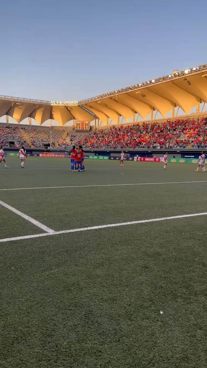 サッカーチリ代表チームのインスタグラム：「@yanaraedo Y EL PRIMERO ⚽️🔥  🇨🇱1️⃣➖0️⃣🇵🇪 #SomosLaRoja #SoyLaRoja」