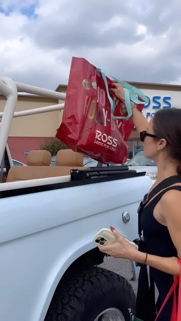 ケイトリン・ブリストーのインスタグラム：「Did I break the wine glass at the end? Stay tuned. Ross is the best place to go for affordable gifts for everyone in your life this holiday season! With the wide variety of options they have you’ll be able to check everyone off your list!   @RossDressForLess #RossFinds #Ad」