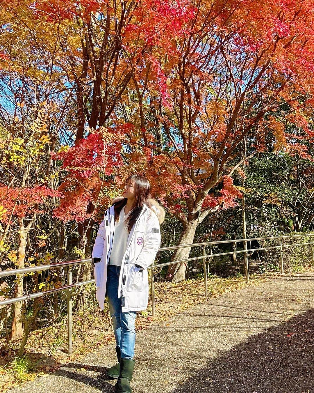 マキのインスタグラム：「. おはようございます🌞  12月に入りかなり寒くなりましたね。 今年は紅葉🍁もちょっと遅い感じだけど、綺麗な彩りを見れたよ‼️  朝早かったからすでに真冬並みの防寒着 @canadagoose   白は汚れ目立つけど、冬の白が好きだしめちゃヘビロテしてる⤴️  綺麗な🍁記念にpost  今日も笑顔で素敵な一日を😊  いつもいいね👍コメント📝ありがとうございます❤️  #こうよう🍁 #紅葉スポット #もみじ狩り#近場で楽しむ #防寒着#カナダグースダウン #canadagoose #ugg #アラフィフコーデ #アラフィフライフ #笑顔#感謝#ありがとう」