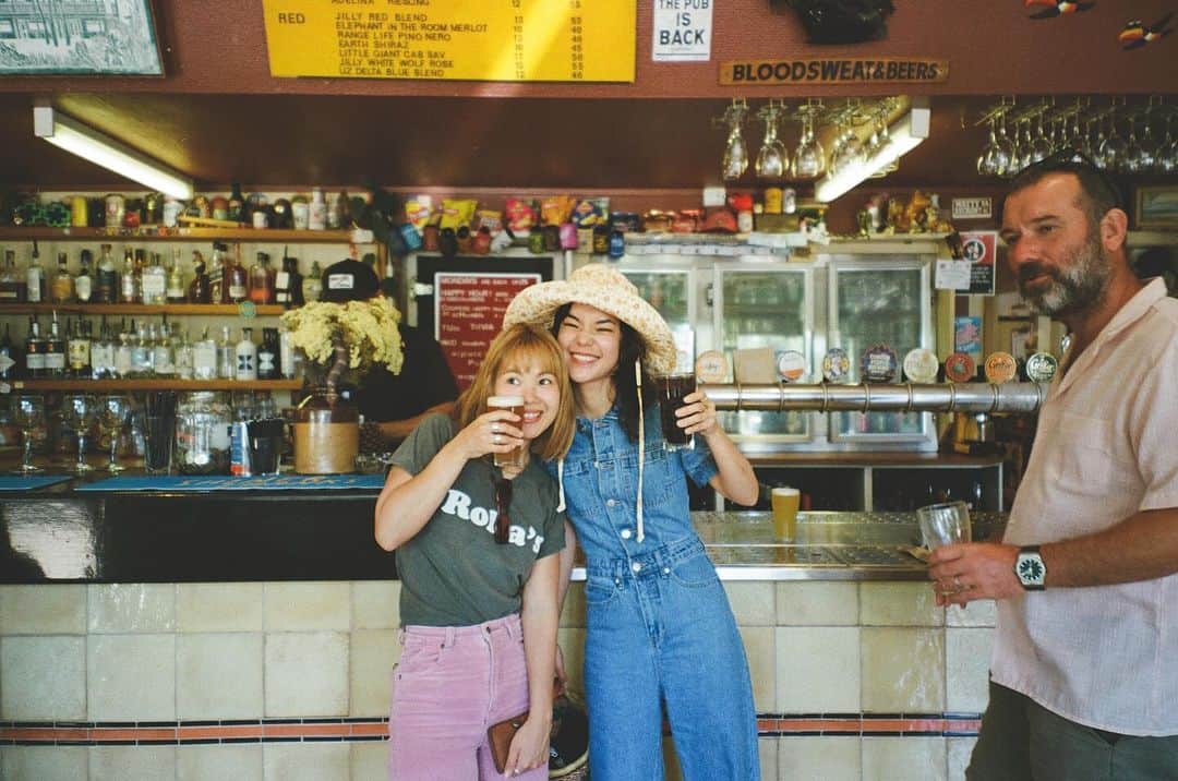 長澤メイのインスタグラム：「Cheers🍻💕 phot by @seborikayo  #Byron #Byronbay #australia #filmcamera」