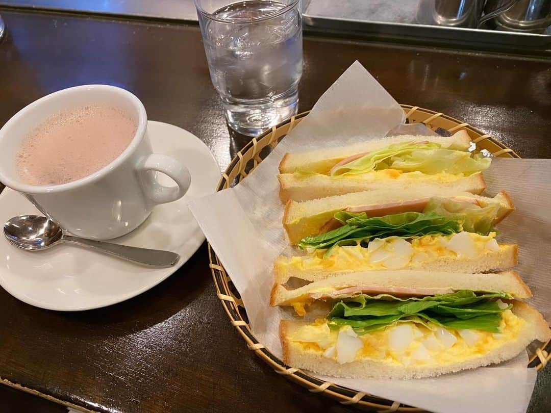 西川忠志のインスタグラム：「6回公演  皆様おはようございます。  師走となりましたね。 何かと気忙しいこの時期 皆様、お身体ご自愛くださいませ🍀😊  さて本日は土曜日！ なんばグランド花月は4回公演！ そして私は、 よしもと漫才劇場の新喜劇にも出演させて頂きますので 合計6回公演‼️  ありがたいことでございます。  大阪は朝から晴天です！気持ちいいです！ 皆様におかれましても、良き1日であります様に🍀  追伸、写真は今朝、喫茶店でいただきましたモーニング！ ミックスサンドとホットココアです。 朝のひととき・・・幸せ😋  行って参ります👋😊  感謝 西川忠志」