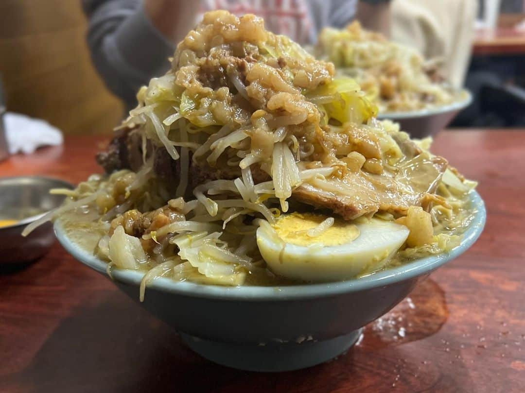 SUSURUのインスタグラム：「ラーメン富士丸神谷本店。 久しぶりの富士丸へ。 やっぱり富士丸はすんげえ。唯一無二。 #susuru_tv #ラーメン富士丸神谷本店 #ラーメン富士丸 #富士丸 #志茂駅 #赤羽 #東京 #うまい  #ラーメン #らーめん #ramen #ラーメン部 #ramennoodles #毎日ラーメン生活 #麺スタグラム #japaneseramen #japanramen #foodstagram #foodie #noodles #instanoodle #instaramen #instafood #東京ラーメン #二郎系ラーメン #フジマル」