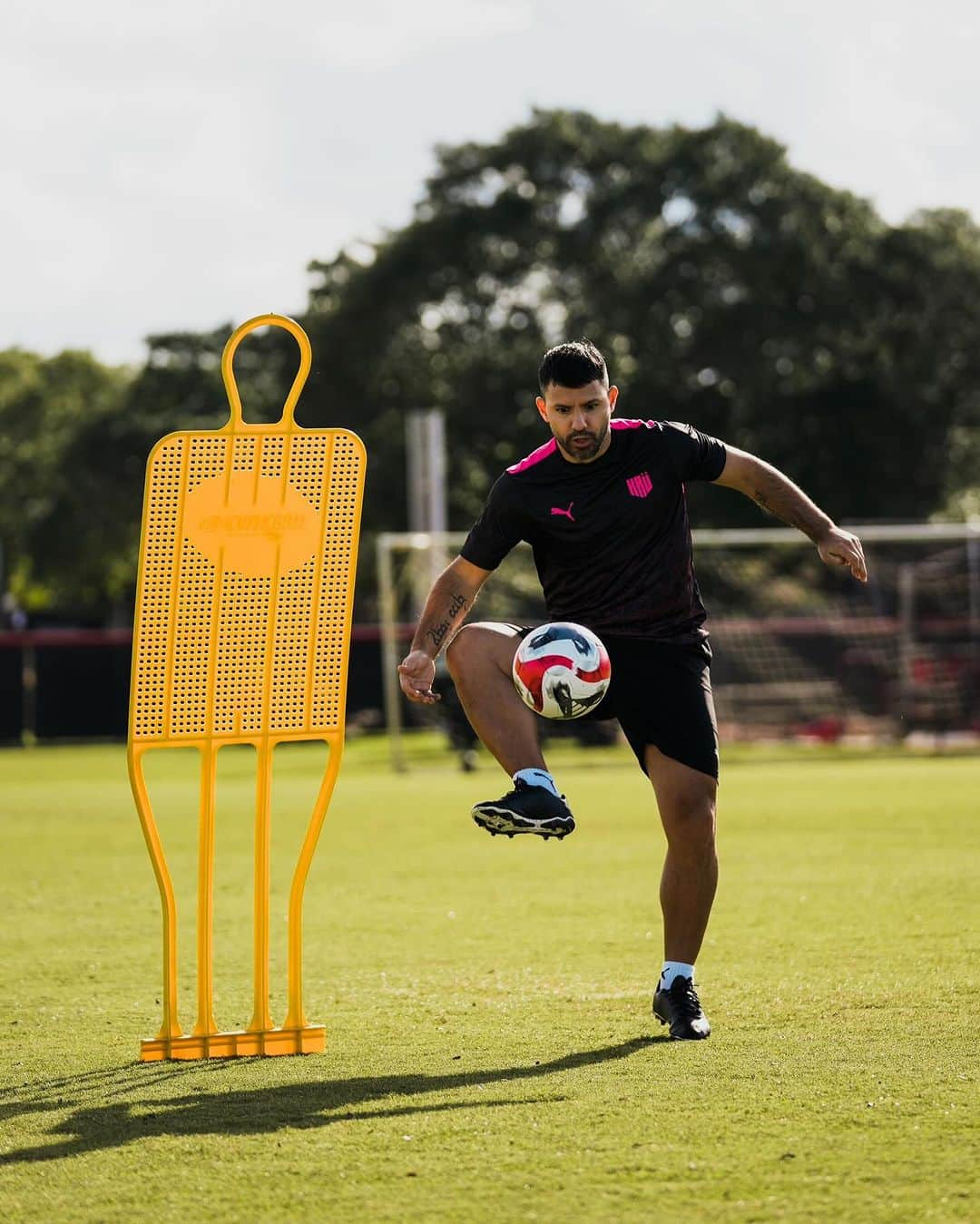 セルヒオ・アグエロさんのインスタグラム写真 - (セルヒオ・アグエロInstagram)「Sigue el entreno para el #partidodeleyendas #conmebol ⚽️🤟🏽」12月2日 8時32分 - kunaguero