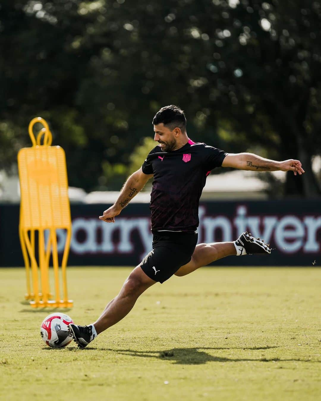 セルヒオ・アグエロのインスタグラム：「Sigue el entreno para el #partidodeleyendas #conmebol ⚽️🤟🏽」