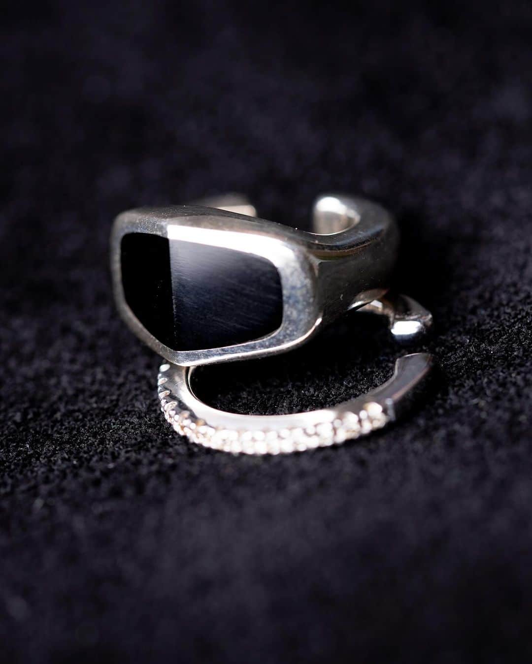Hirotaka Jewelryのインスタグラム：「SILVER & ONYX, WHITE GOLD & DIAMOND CUFFS #hirotakajewelry #earcuff」