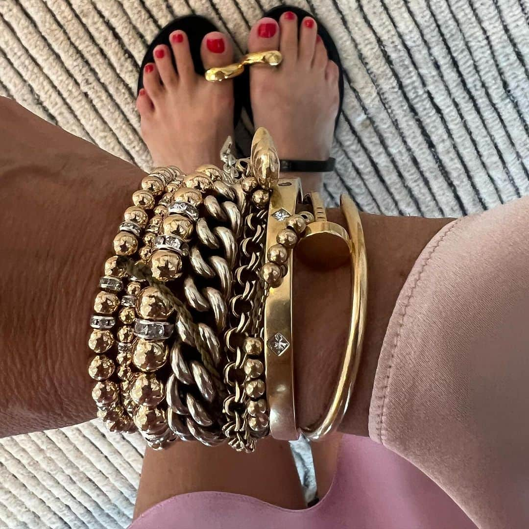 ダニジョーのインスタグラム：「when your #armparty matches your sandals」