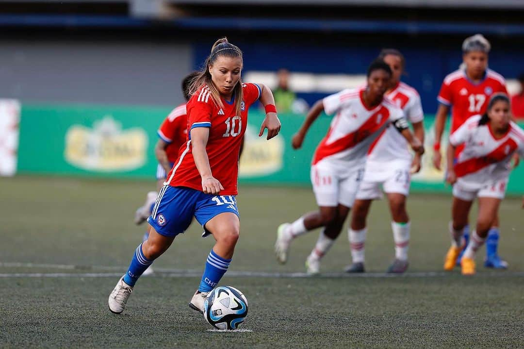 サッカーチリ代表チームのインスタグラム：「𝐍𝐨 𝐟𝐚𝐥𝐥𝐚 🎯🔥  ⚽️ Desde los doce pasos, @yanaraedo abrió la cuenta en el 🏟️ Bicentenario de La Florida.  📷 Carlos Parra.   🇨🇱1️⃣➖0️⃣🇵🇪 #SomosLaRoja #SoyLaRoja」