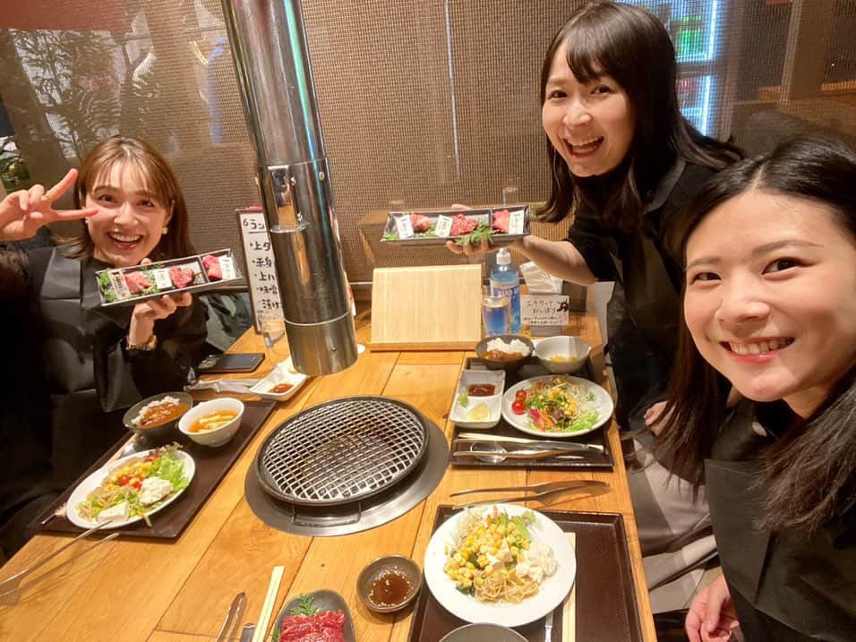 佐藤由季のインスタグラム：「#イイニクの日 🥩 付き合ってもらった可愛い子たちは😍 同じ事務所のアナウンサー #亀谷渉子 さん @takako_kameya  #中島彩 さん @nakazeman  でしたー🍚  早速輪が広がって嬉しい🥰 亀ちゃんはショップチャンネルで 中島さんはジャイアンツのお仕事を通じて 出会えた仲ですが、明るくて元気で素直で 二人から学ぶべきところが沢山💕  モリモリ食べてモリモリ話して モリモリ笑って🤣 エプロン付けたまま写真を撮るのを 全く気にしない感じも、好き♡笑 先輩風を吹かせて、だいぶ長々 付き合わせてしまいましたが🤣🙏 また、行きましょ😎 #怖い先輩だと思われていないことを祈る 笑  #ニチエンプロダクション  #フリーアナウンサー  #良い人たちばっかり ♡ #佐藤由季  #先輩特権で一番遠くに映ってごめんなさい 📸😂🙏 #亀ちゃんのうんまいは相変わらず癒し ☺️ #中島さんは勝手ながら私に似ている 🤣🙏 #中島さんの呼び方を変えたかったのに聞くのを忘れた 😂 #これは何会って名付けようかな 〜🤔 #美味しいお土産もありがとうございました」