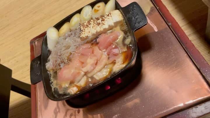 枝並千花のインスタグラム：「お鍋ディナー続く🍲  1.炭火と鉄鍋で歴史を感じながら頂く、絶品鳥すき焼き。  2.そぼろお土産、翌日の朝ごはんはそぼろ丼、最高！  3.4. キノコ鍋。身体が疲れている時に。  5.6. 新しい火鍋のお店へ。お野菜たっぷり頂けて良き。  7.定期的に行きたくなる火鍋、ハイディラオ。  お鍋囲んで楽しい時間、身体も心もあったまる😌」