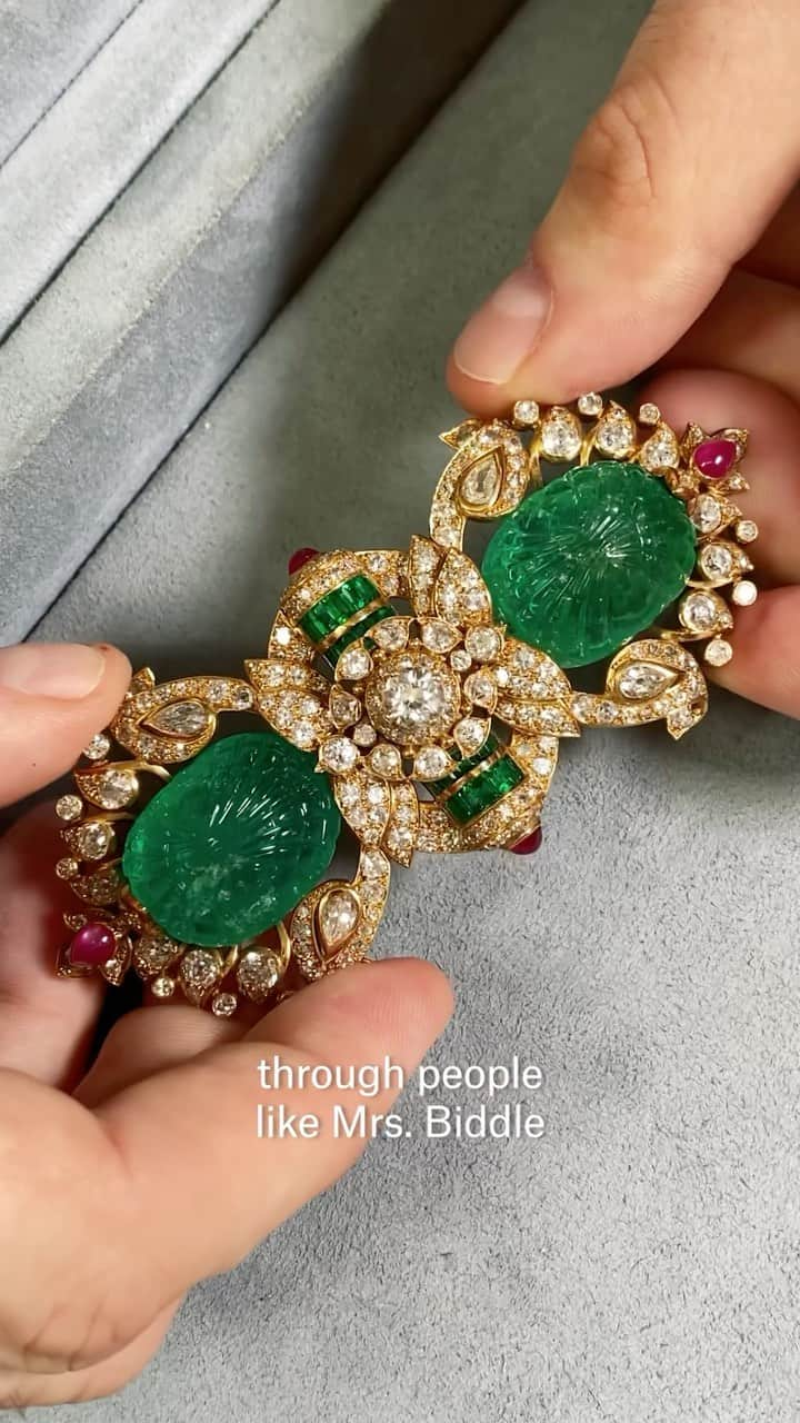 クリスティーズのインスタグラム：「Now on view at Christie’s New York! Join us at Rockefeller center to view Magnificent Jewels!   For a millennia, emeralds have been a prized gemstone with a history as rich as their lush green color. Today, although found across the world, principal deposits are located in Colombia, Brazil, and Zambia with each locality producing a range of colors. Colombia has been the source of the finest emeralds, and Colombian emeralds are the standard by which all others are measured.   From the 1920s through 1930s, Jacques Cartier voyaged to India, Egypt and the Middle East for the firm to buy and sell gemstones. With these visits, a new seed of inspiration came upon him to create a new style of jewelry with design aspects pulled directly from the temples, fabrics, carvings and mosques he had admired.   The present lot showcases Cartier’s superb example of design influence straight from the Qajar Dynasty (1779–1924). The Qajar period is known for its unique artistry, glamour and extravagance. This brooch is adorned with bright diamonds, rich rubies, vibrant baguette-cut emeralds and two spectacular carved emeralds. The significantly sized stones are similarly colored which is difficult to acquire in emeralds of these dimensions adding a unique characteristic to this impressive brooch.   Property from the Collection of Margaret Thompson Biddle Lot 157: AN IMPORTANT CARTIER EMERALD, DIAMOND AND RUBY BROOCH Estimate: $200,000 – 300,000   Magnificent Jewels | New York | 6 December   #christiesJewels #christies #Cartier #carvedemeralds #emeralds #NewYork #RockefellerCenter #MagnificentJewels」