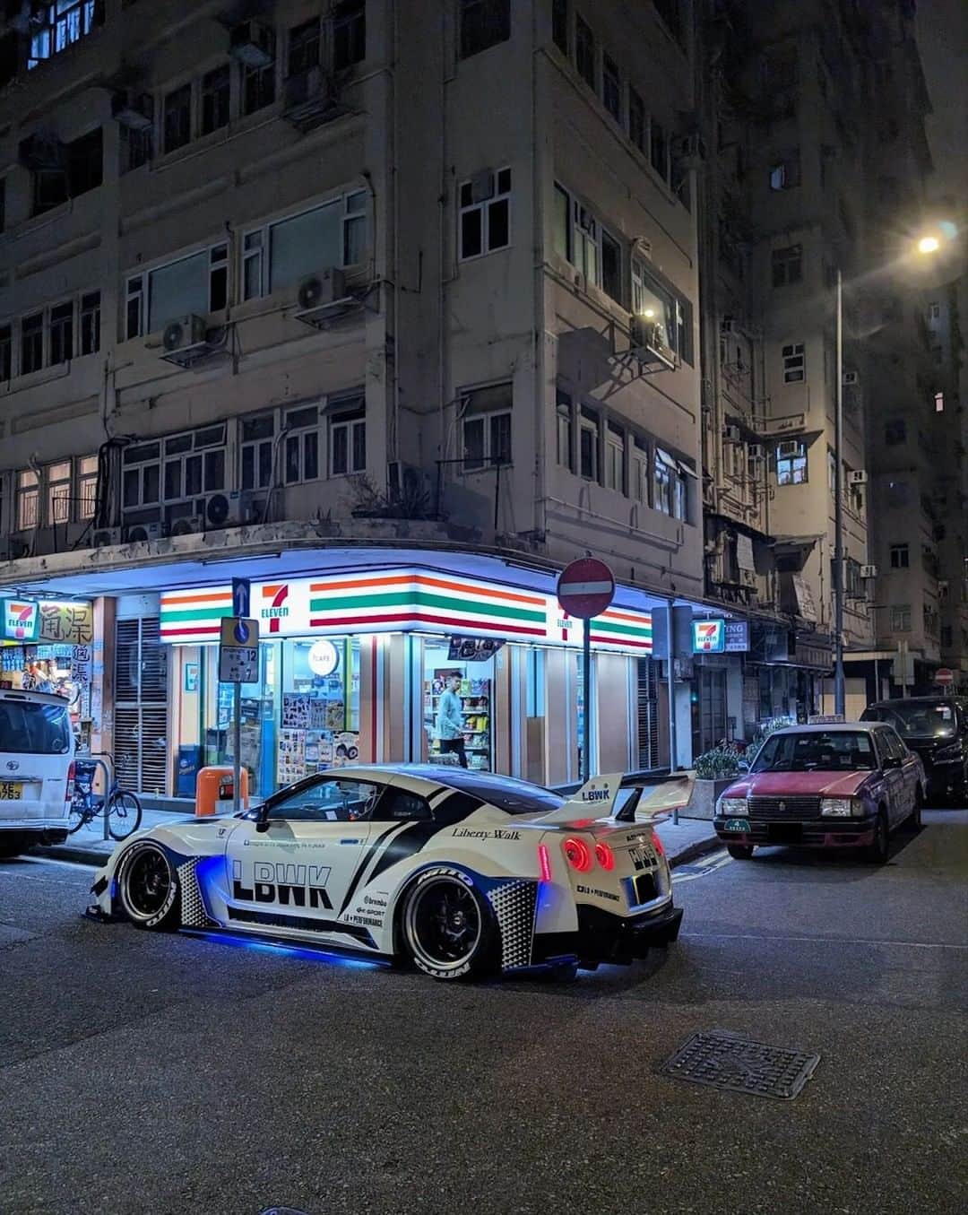 7-Eleven USAのインスタグラム：「quick stop before the weekend 😈  @larry_chen_foto #CarsOf7ELEVEn」